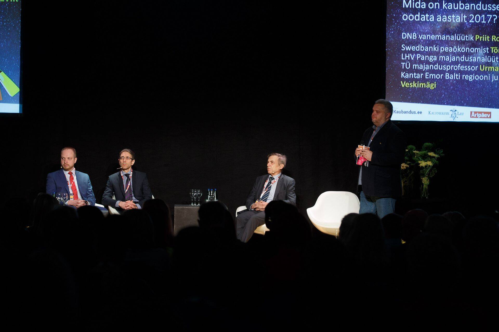Vasakult DNB vanemanalüütik Priit Roosimägi, Swedbanki peaökonomist Tõnu Mertsina, LHV Panga majandusanalüütik Heido Vitsur ja