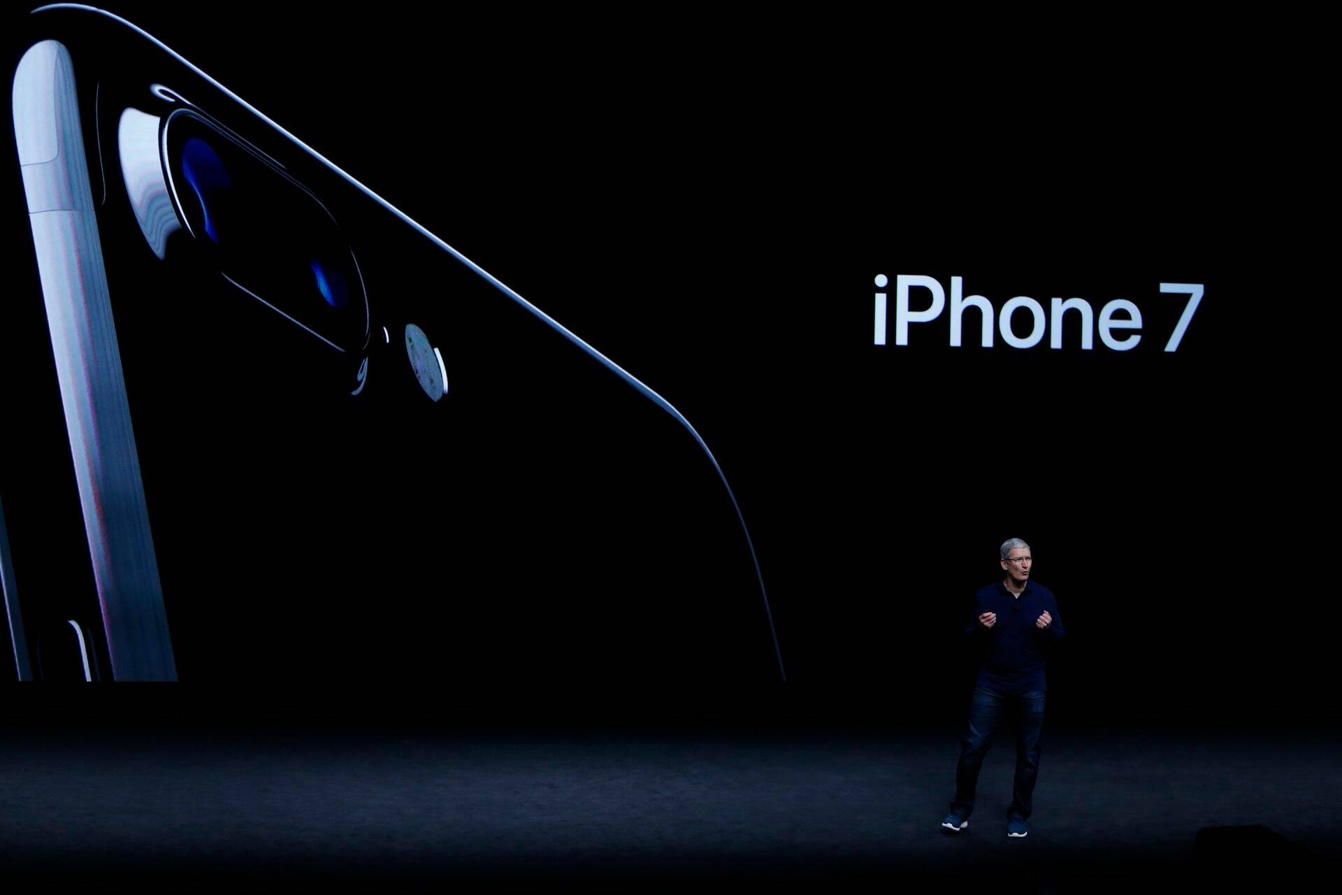 Apple'i tegevjuht Tim Cook tutvustamas uut iPhone 7.