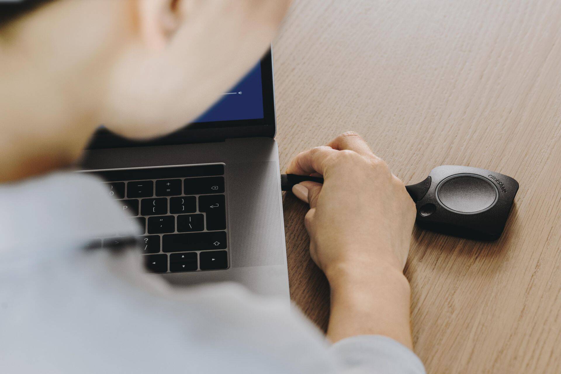 Посредством ClickShare Conference можно помимо раздачи изображения превратить персональную конференцию в групповую.