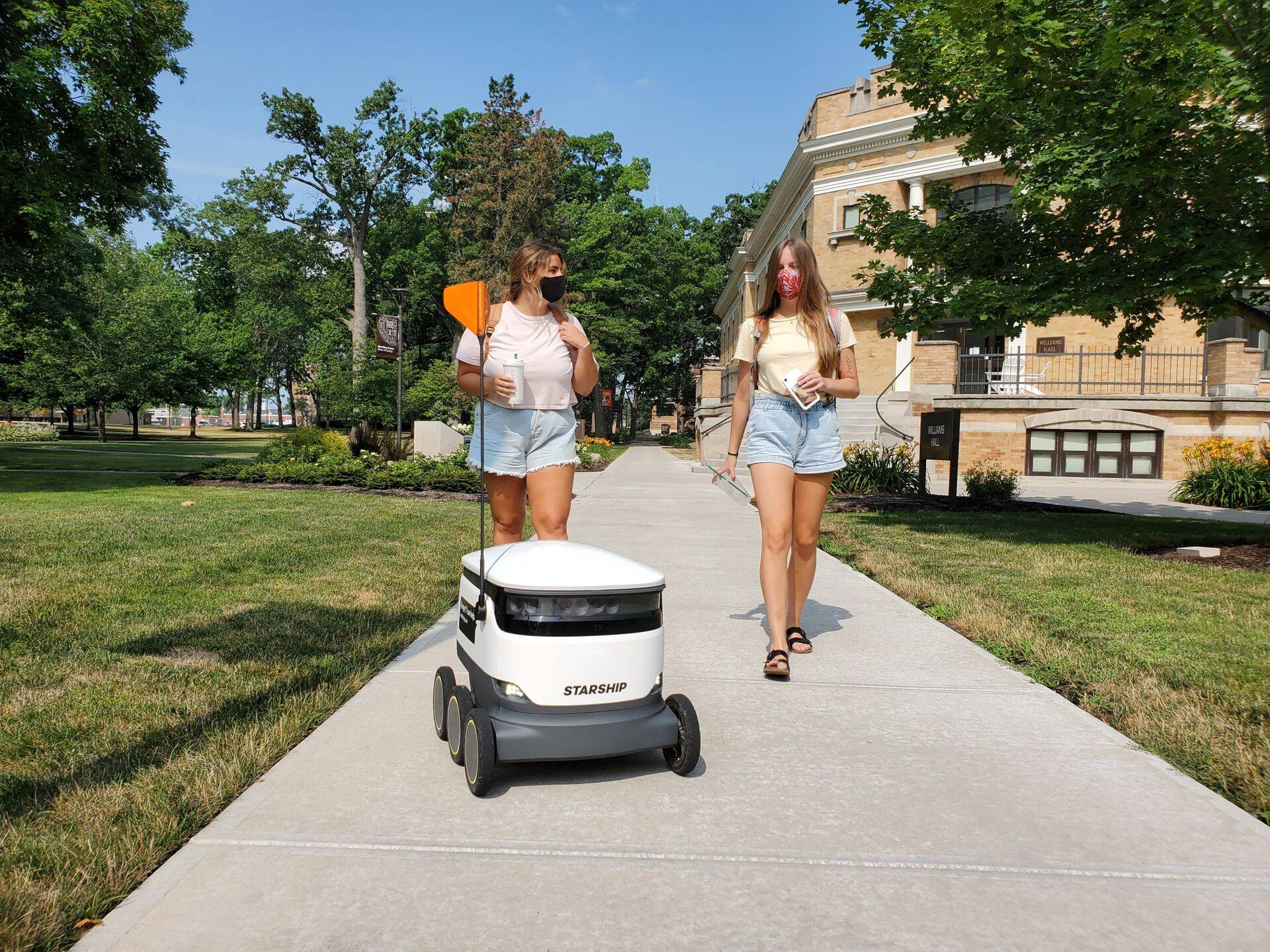Starshipi pakirobot USA ülikoolilinnakus.