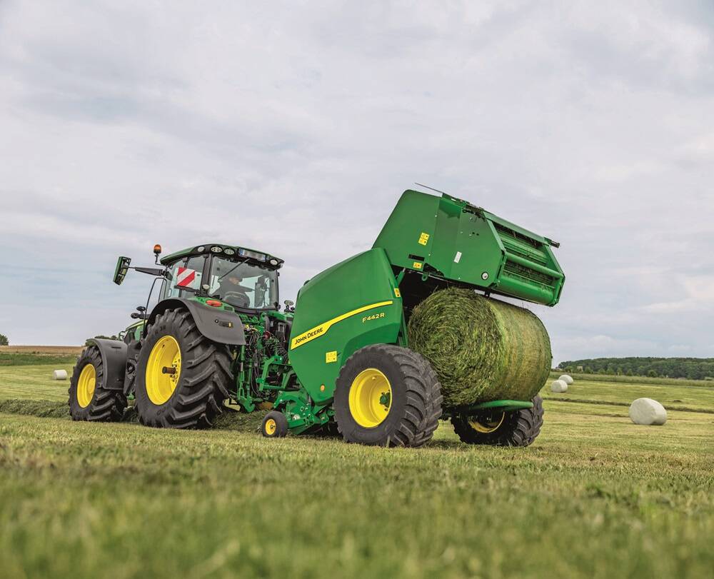 Lisaks uuele silokombainile näidatakse kohapeal ka John Deere’i ruloonpressi F442R.