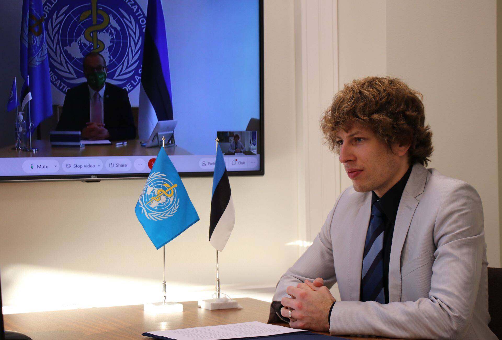 Sotsiaalminister Tanel Kiik ja Maailma Terviseorganisatsiooni Euroopa regionaaldirektor doktor Hans Kluge koostöölepingut allkirjastamas.