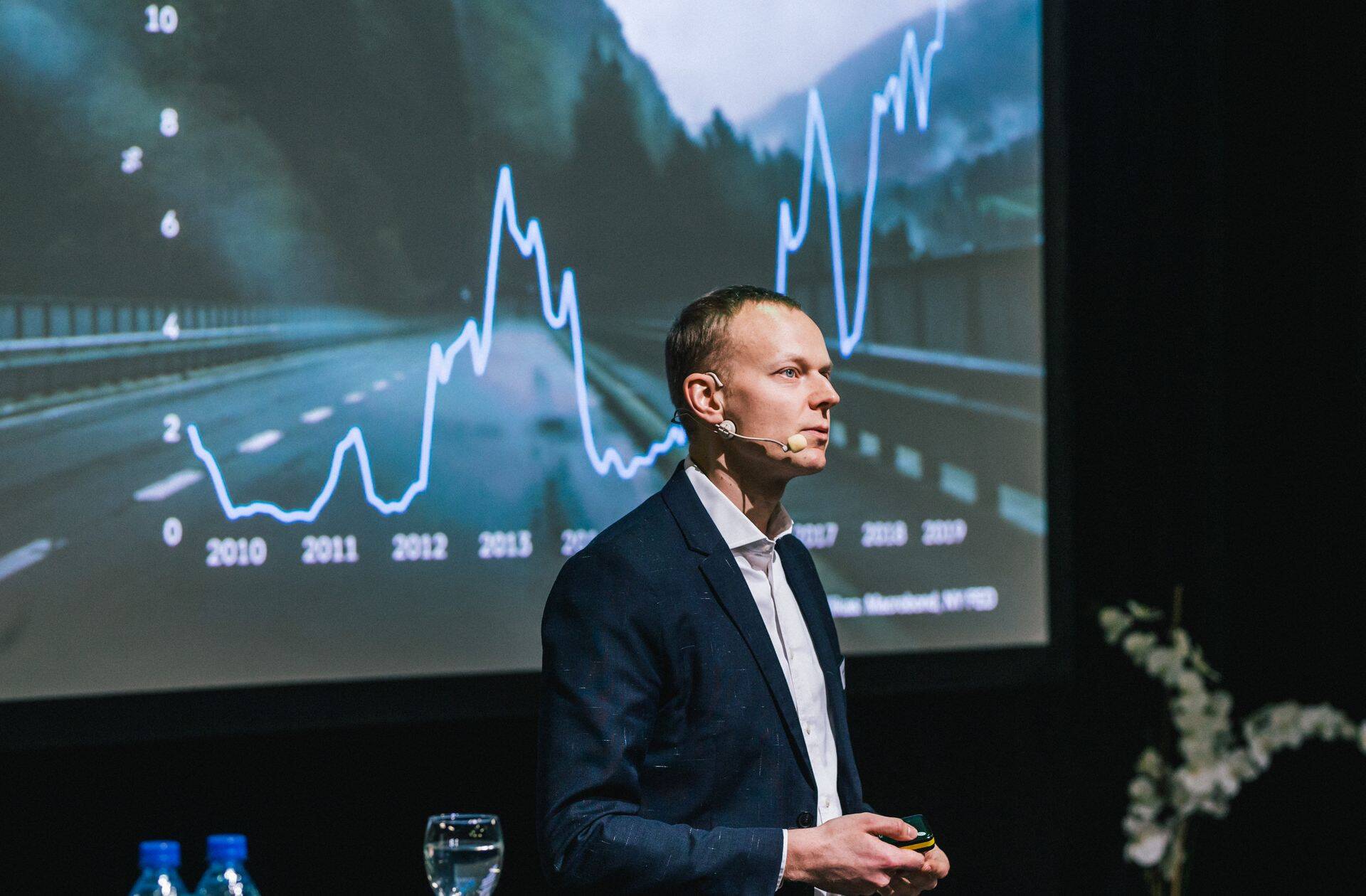 SEB majandusanalüütik Mihkel Nestor viitab, et lisandväärtuses töötaja kohta jääma pika puuga maha isegi Leedust, kelle majandusele on eestlased harjunud teatava üleolekuga vaatama