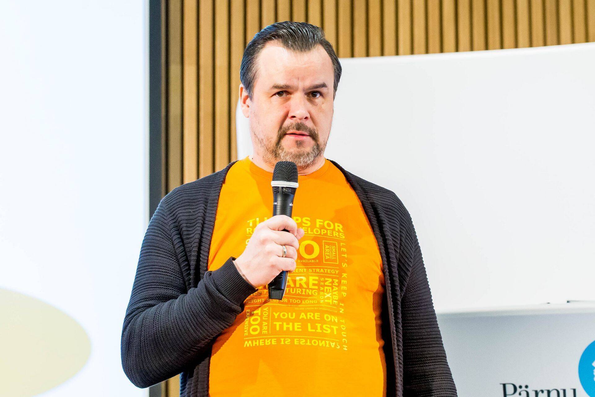 Lennundus-, sadama- ning pangandusvaldkonna juhtimiskogemustega konsultant, Belgia aukonsul ja muusik Erik Sakkov