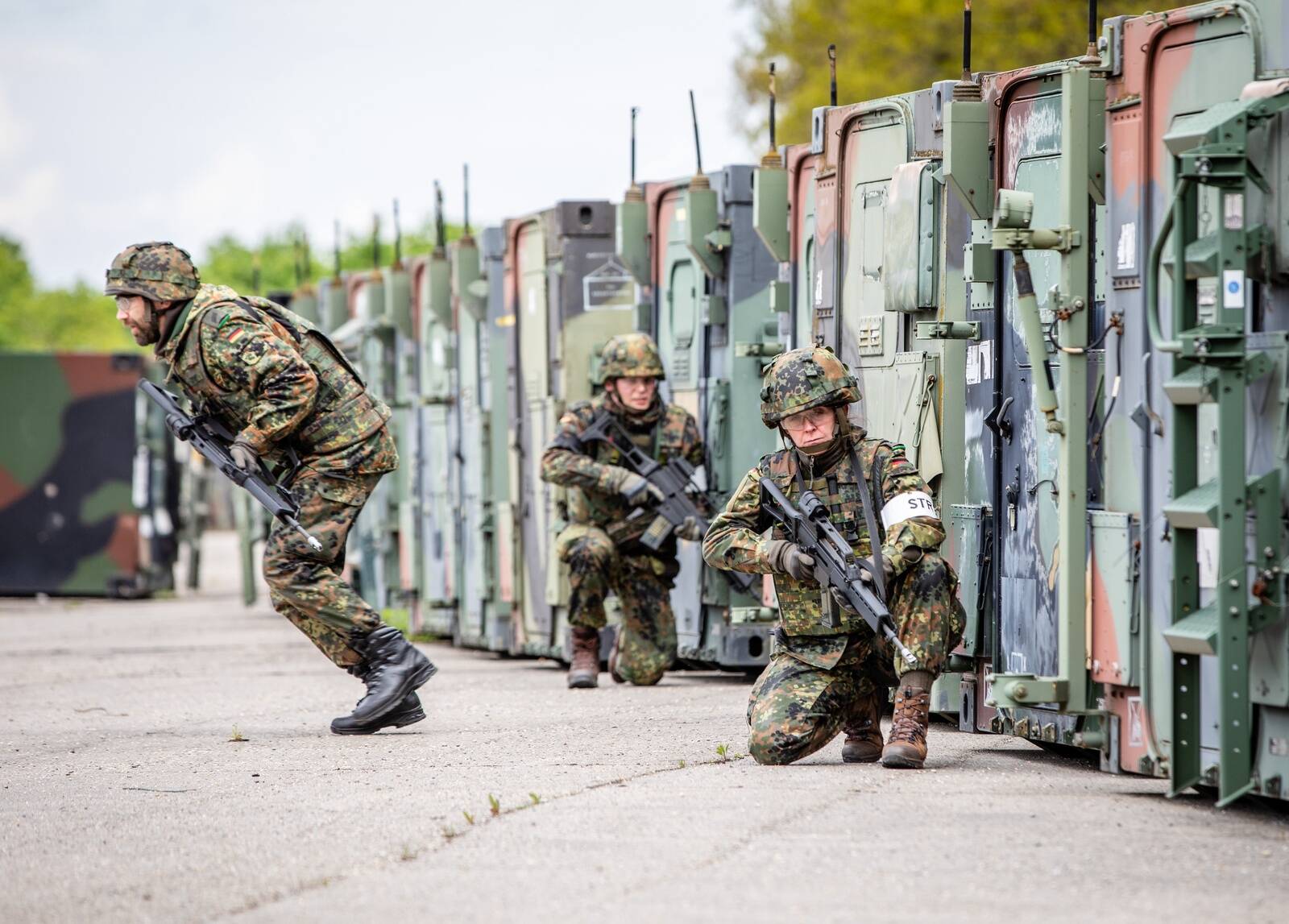 Fotol Bundeswehri sõdurid Baden-Württembergis Karlsruhes käesoleva aasta kevadel sõjaväebaasis harjutamas.