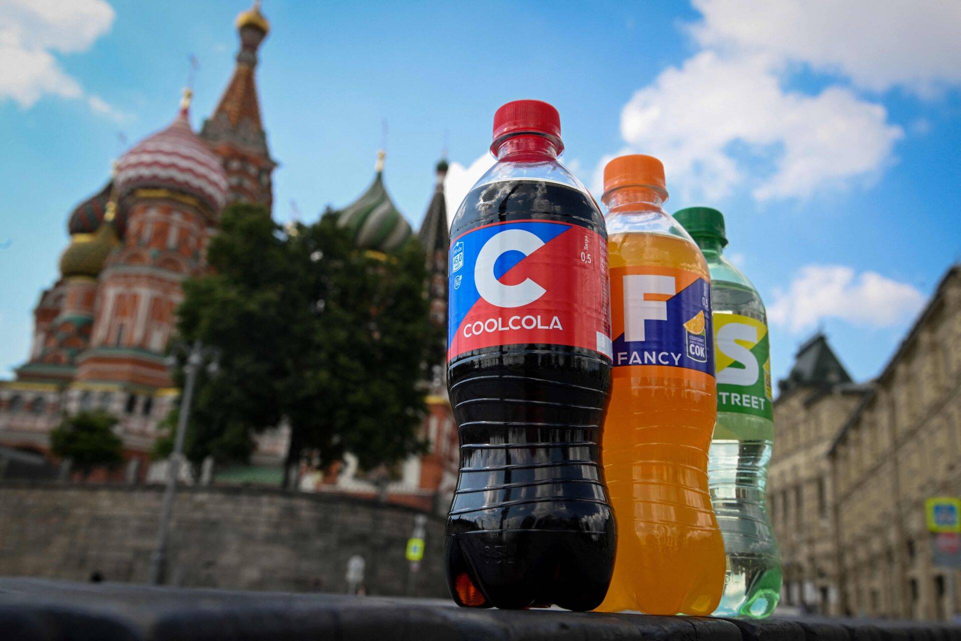 Бутылки безалкогольных напитков CoolCola, Fancy и Street от российского производителя «Очаково» напоминают Coca-Cola, Fanta и Sprite, которые официально в Россию не поставляются.