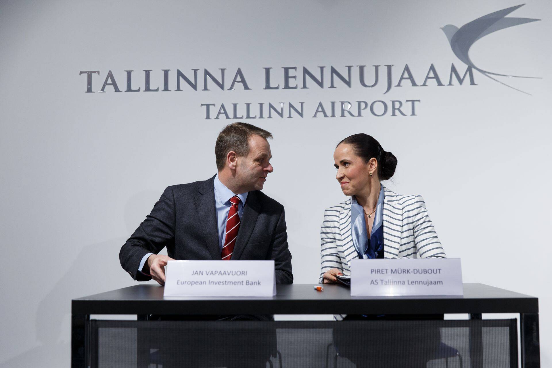 Euroopa Investeerimispanga asepresident Jan Vapaavuori ja Tallinna Lennujaama tegevjuht Piret Mürk-Dubout laenulepingu allkirjastamisel.