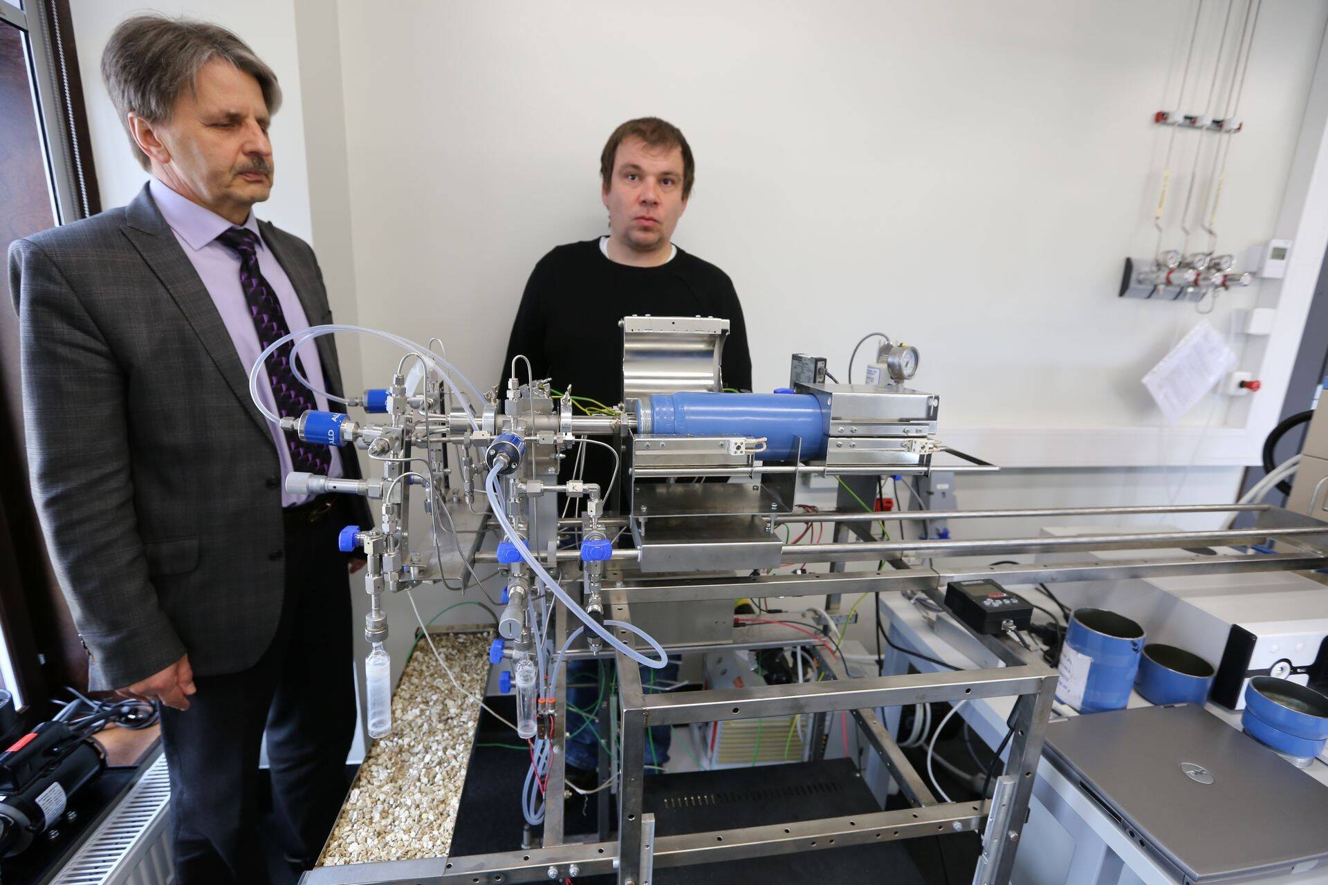 Tartu Ülikooli materjaliteaduse osakonna juhataja Väino Sammelselg (vasakul) ja kiletehnoloogia insener Lauri Aarik aatomkihtsadestuse reaktori juures.