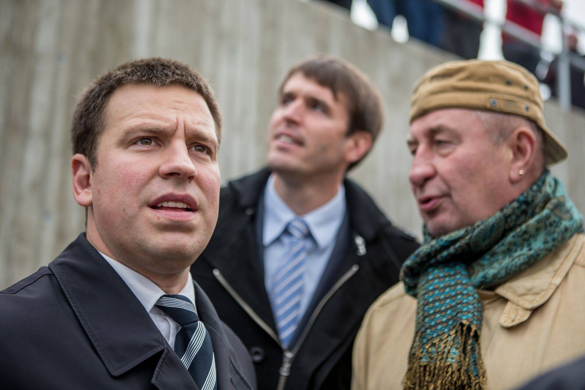 Riigikogu aseesimees Jüri Ratas (vasakul) soovitab valitsusel võlakirjade emiteerimine ette võtta.