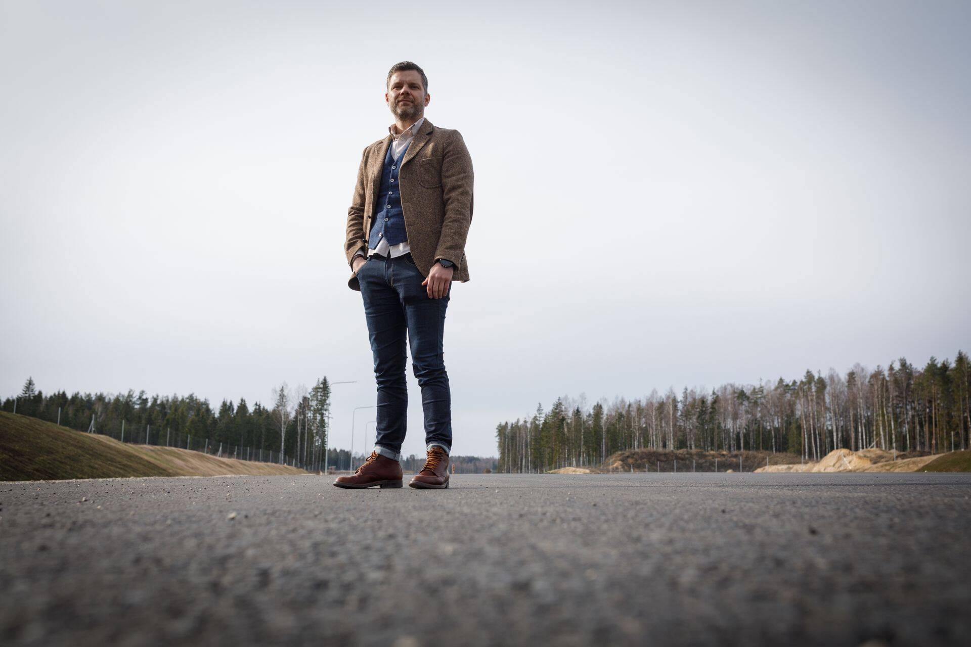 Verston Ehituse juht Veiko Veskimäe uuel Tartu maanteel asfalteerimistöödel.