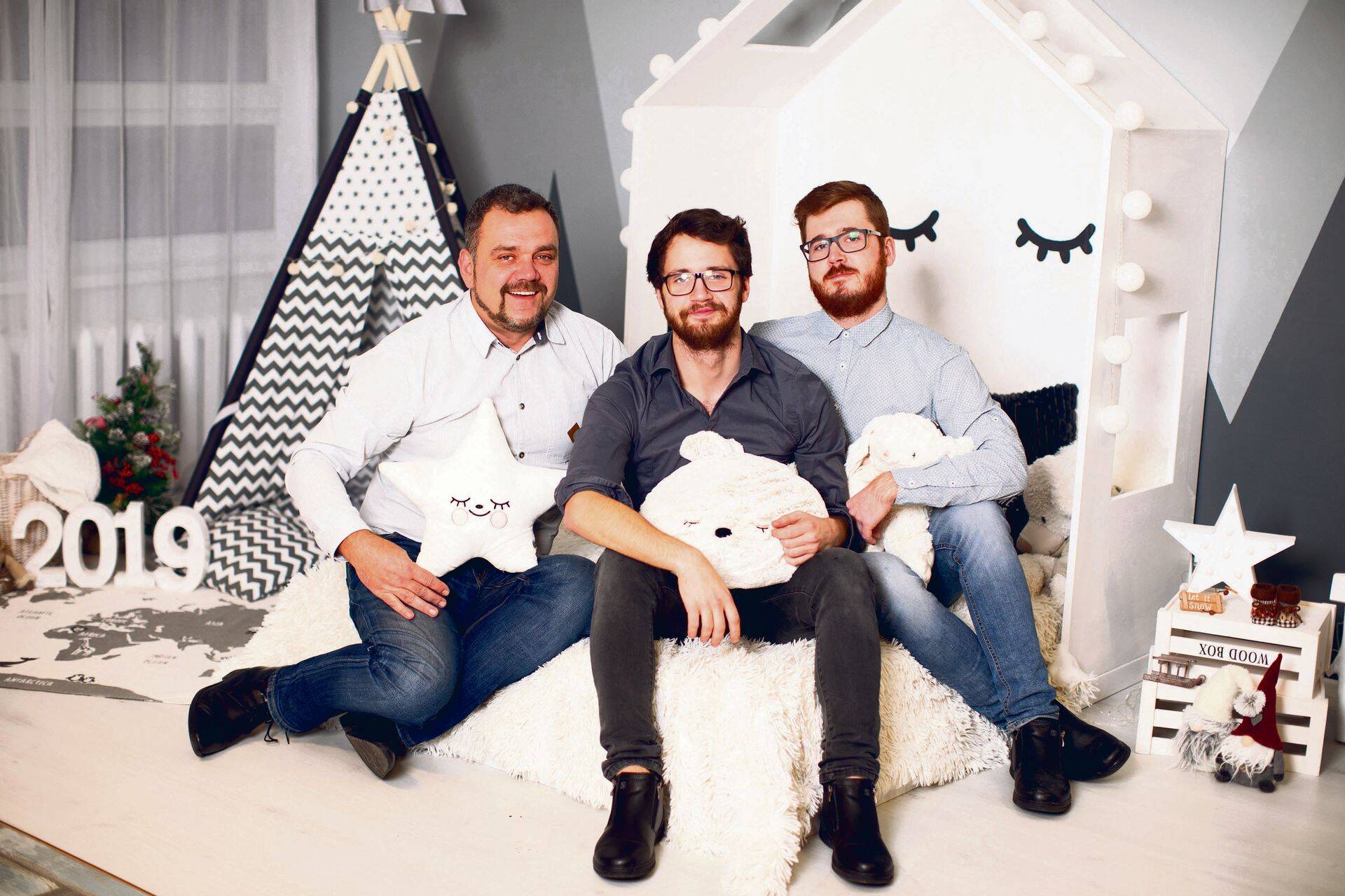 Отец Индрек и сыновья Арон и Эрмо работают над тем, чтобы сделать старые жилые дома более комфортными и более энергоэффективными.