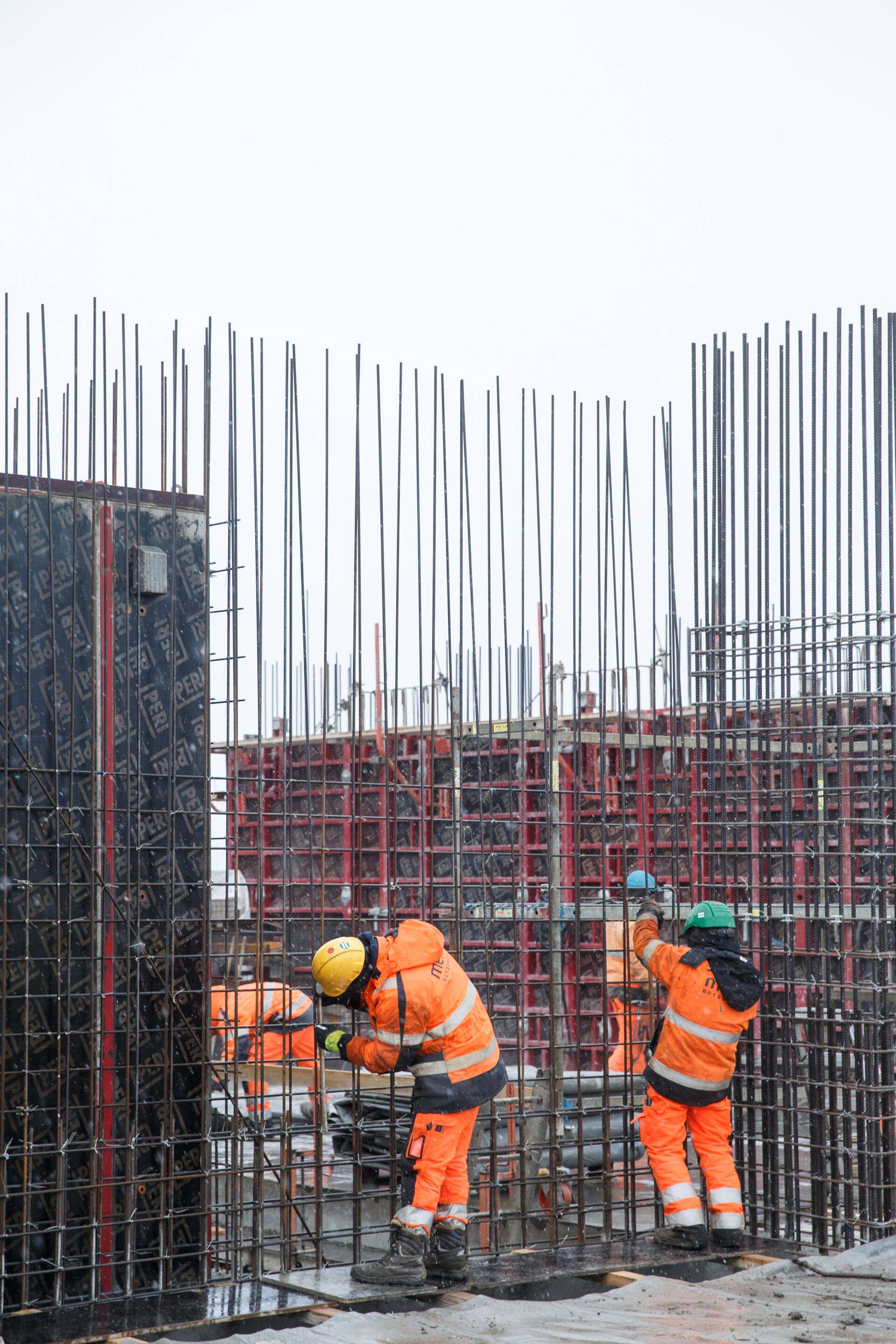 Ajakiri Ehitaja ringkäik Maakri maja kõrghoone ehitusplatsil.  Fotol paigaldavad Merko ehitajad metallkarkassi betooni valamiseks.