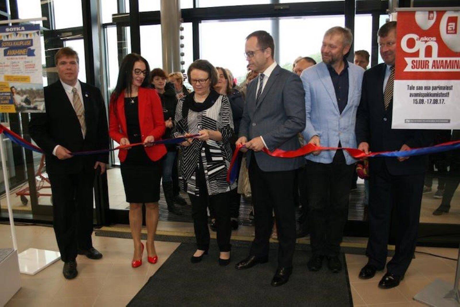 Tartu kaupluse avasid (vasakult) Indoor Group AS tegevjuht Kari Forssten, Asko ja Sotka üksusejuht Kairi Rahu, Soome suursaadik Kirsti Narinen, Tartu linnapea Urmas Klaas, Lõunakeskus OÜ juhatuse liige Jaan Lott ja Ülenurme valla vallavanem Aivar Aleksejev.