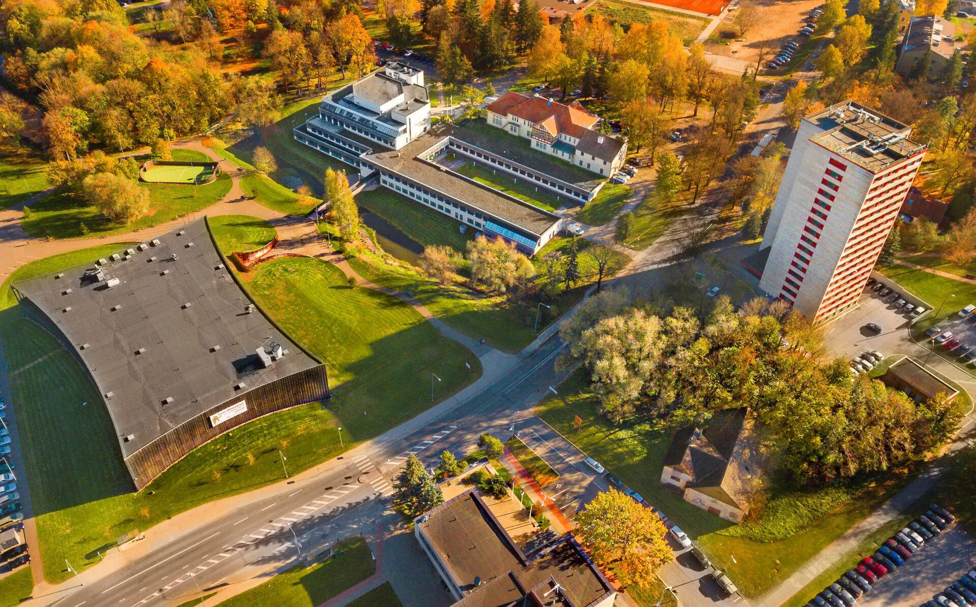 Eesti Maaülikooli linnak Tähtveres: peahoone, spordihoone, ühiselamu Torn ja fragment tehnikamajast.