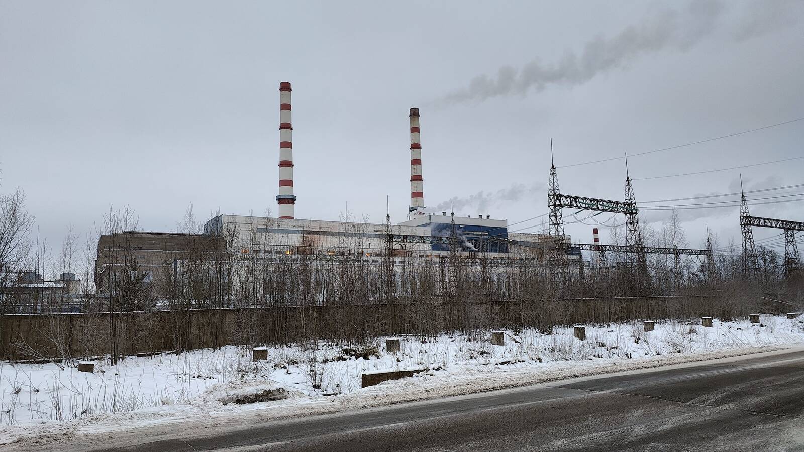 Балтийская электростанция в феврале 2025-го еще дымит, но это временно. Ранее предполагалось, что прямое подключение к ней даст промышленности Нарвы дешевую энергию, теперь же нужно искать другие источники.
