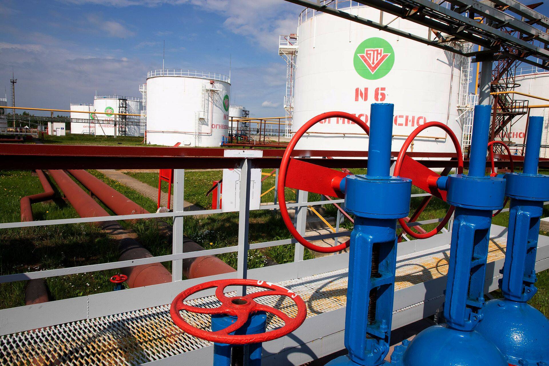 В «Транснефти» заявили, что прорабатывают альтернативные варианты оплаты услуг за транзит через Украину.