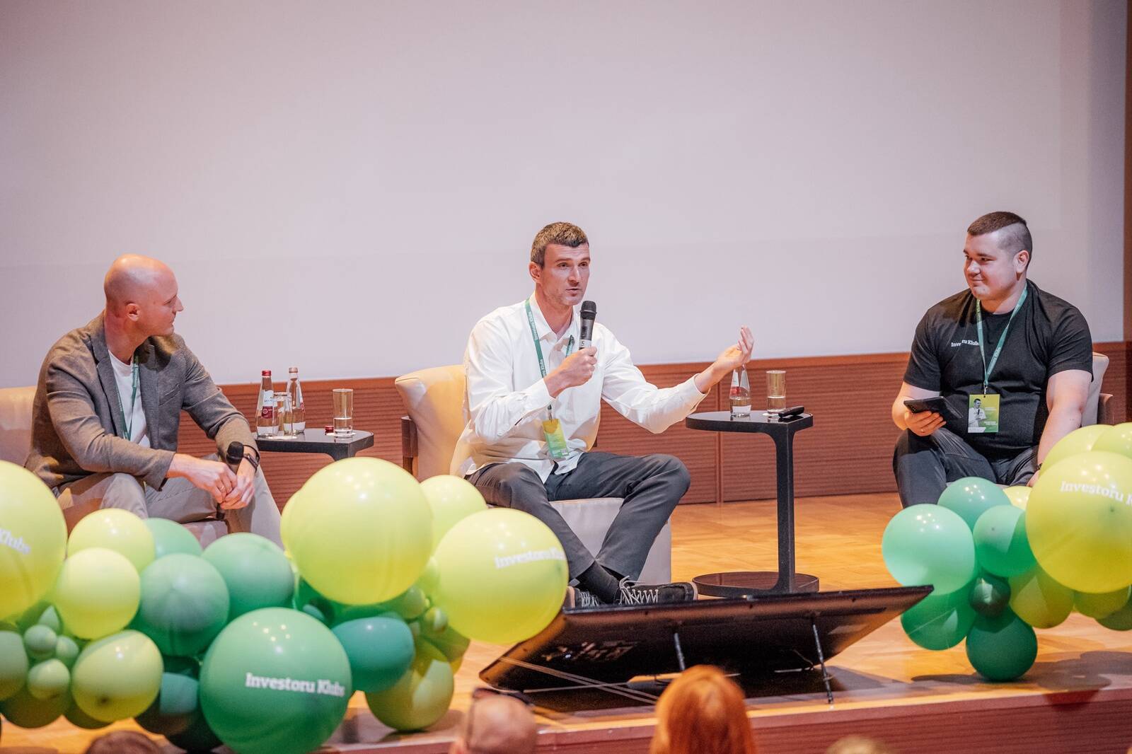 Krišjānis Znotiņš, Wandoo Finance Group CEO (no kreisās), Juris Grišins, Capitalia vadītājs, un Kaspars Peisenieks, Investoru Kluba izpilddirektors.