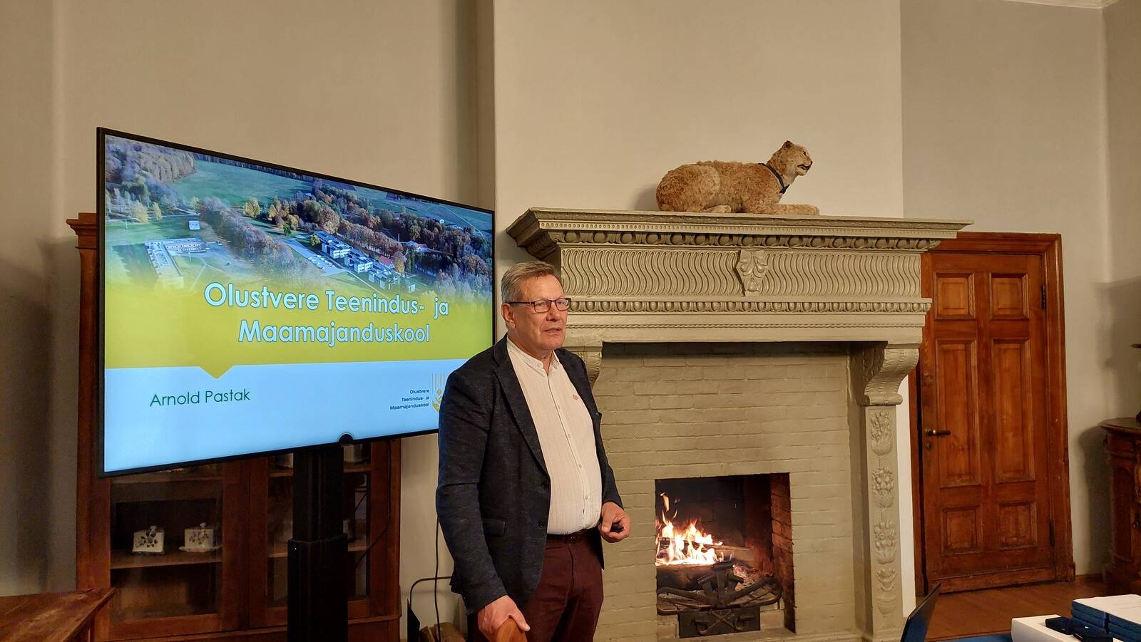 Olustvere TMK direktor Arnold Pastak kooli tutvustamas.