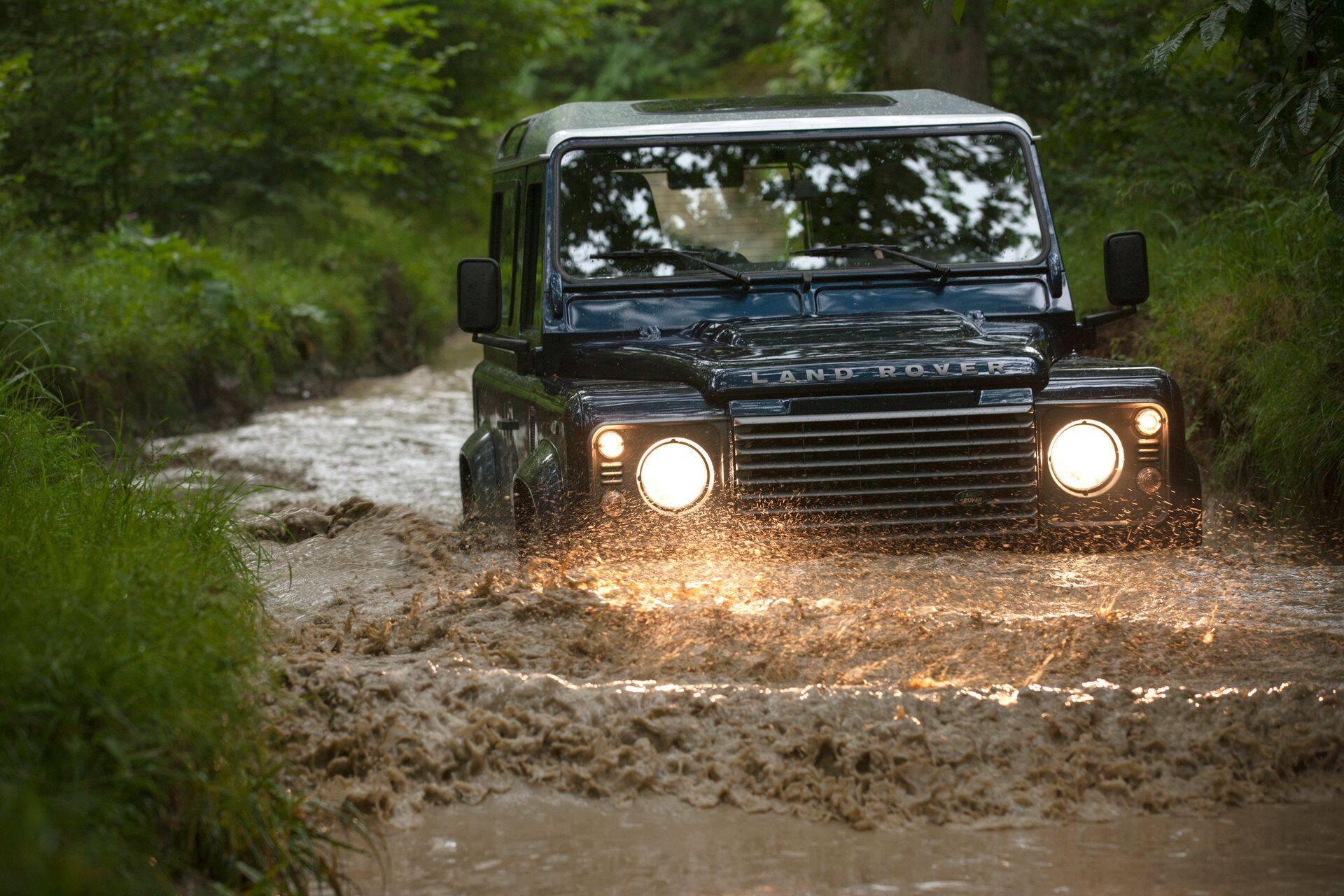 Land Rover Defender koduses keskkonnas. Pilt on illustreeriv.