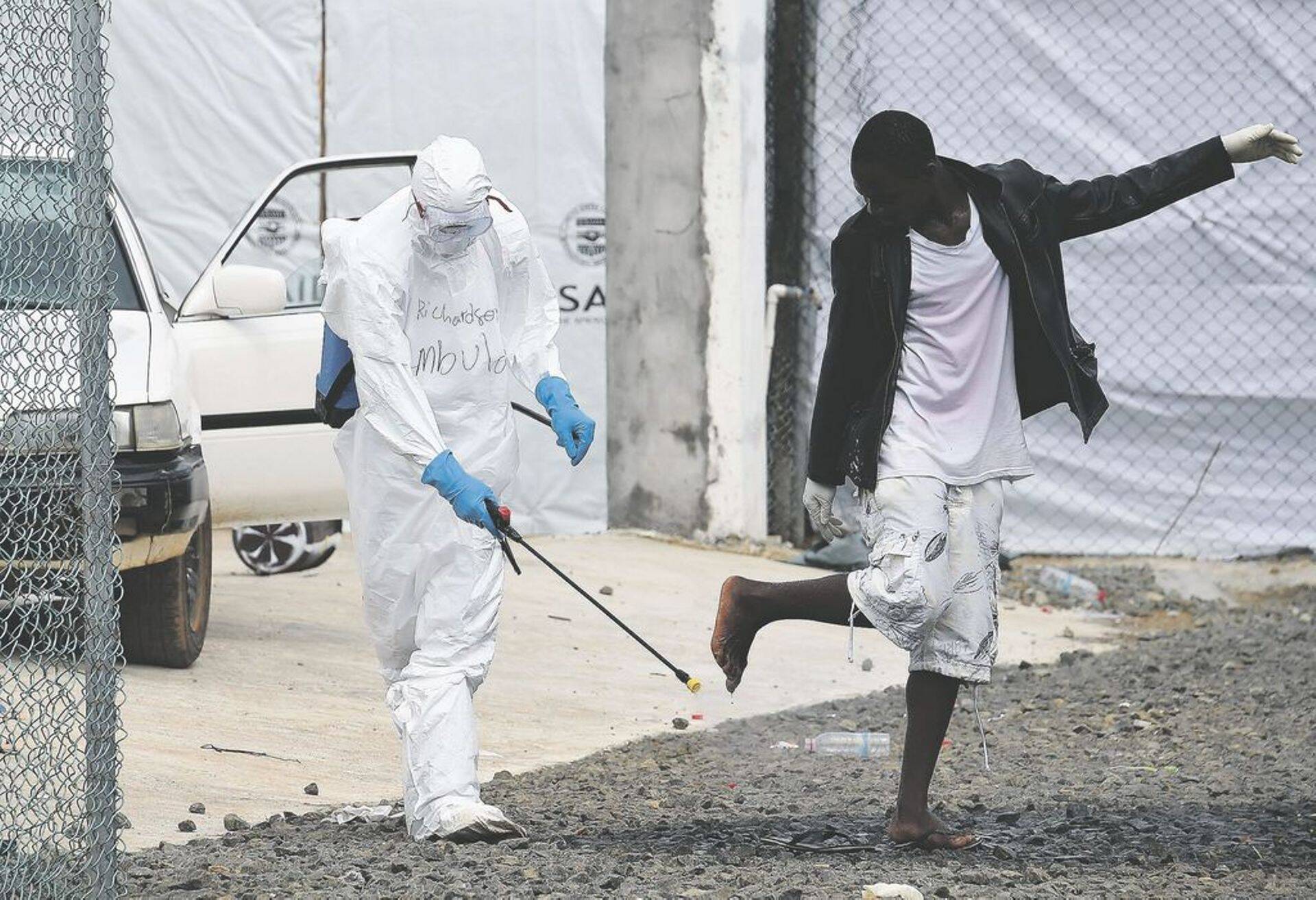 Libeerias desinfitseerib meditsiinitöötaja inimest, kes tõi haiglasse ebolakahtlusega haige.
