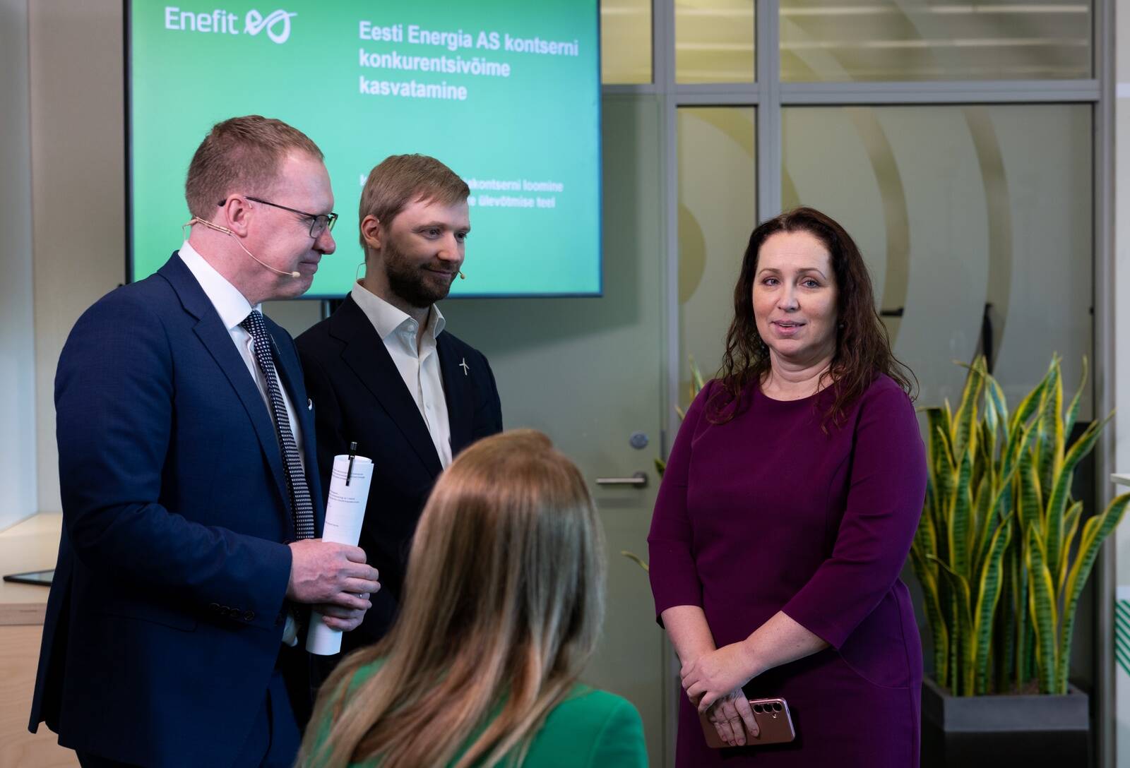 Foto Eesti Energia pressikonverentsilt, paremal firma finantsjuht Marlen Tamm.