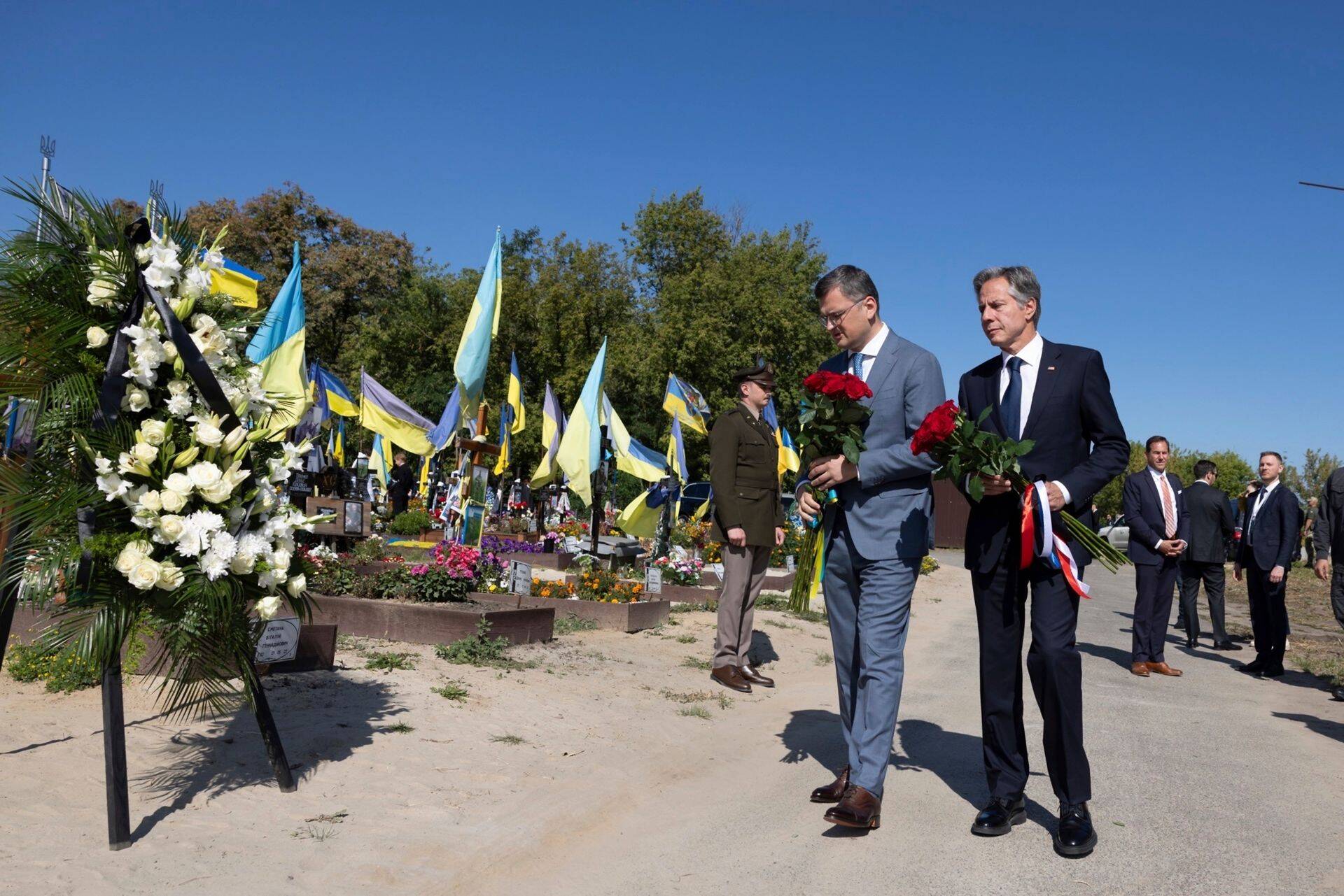 Энтони Блинкен посещает воинское кладбище в Украине.