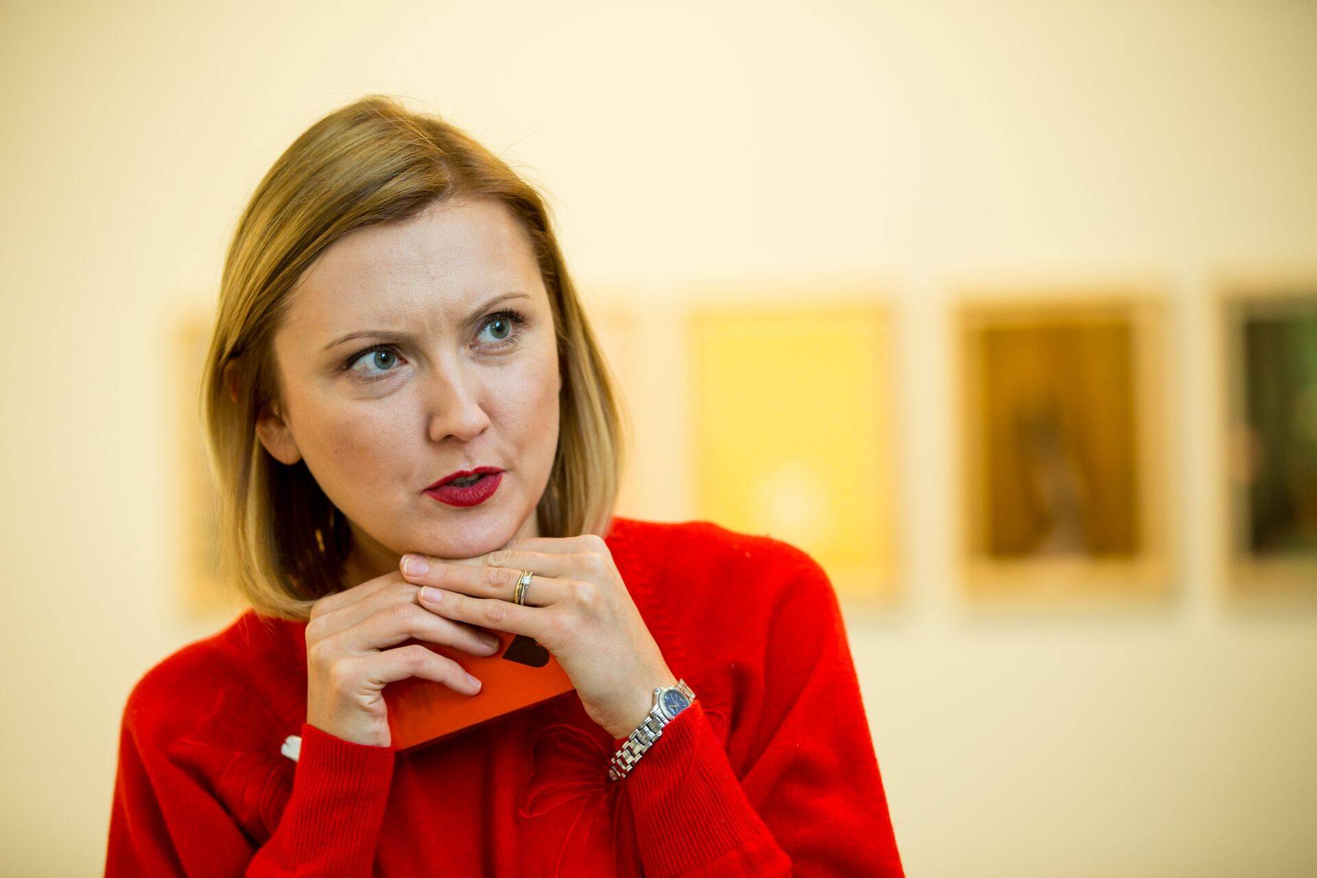 Saates "Delovõje ljudi" on külas Olga Temnikova, kes on Temnikova & Kasela galerii kaasomanik ja Eesti kunsti populariseerija välismaal. Olga avab saates kunstiäri tagamaid.