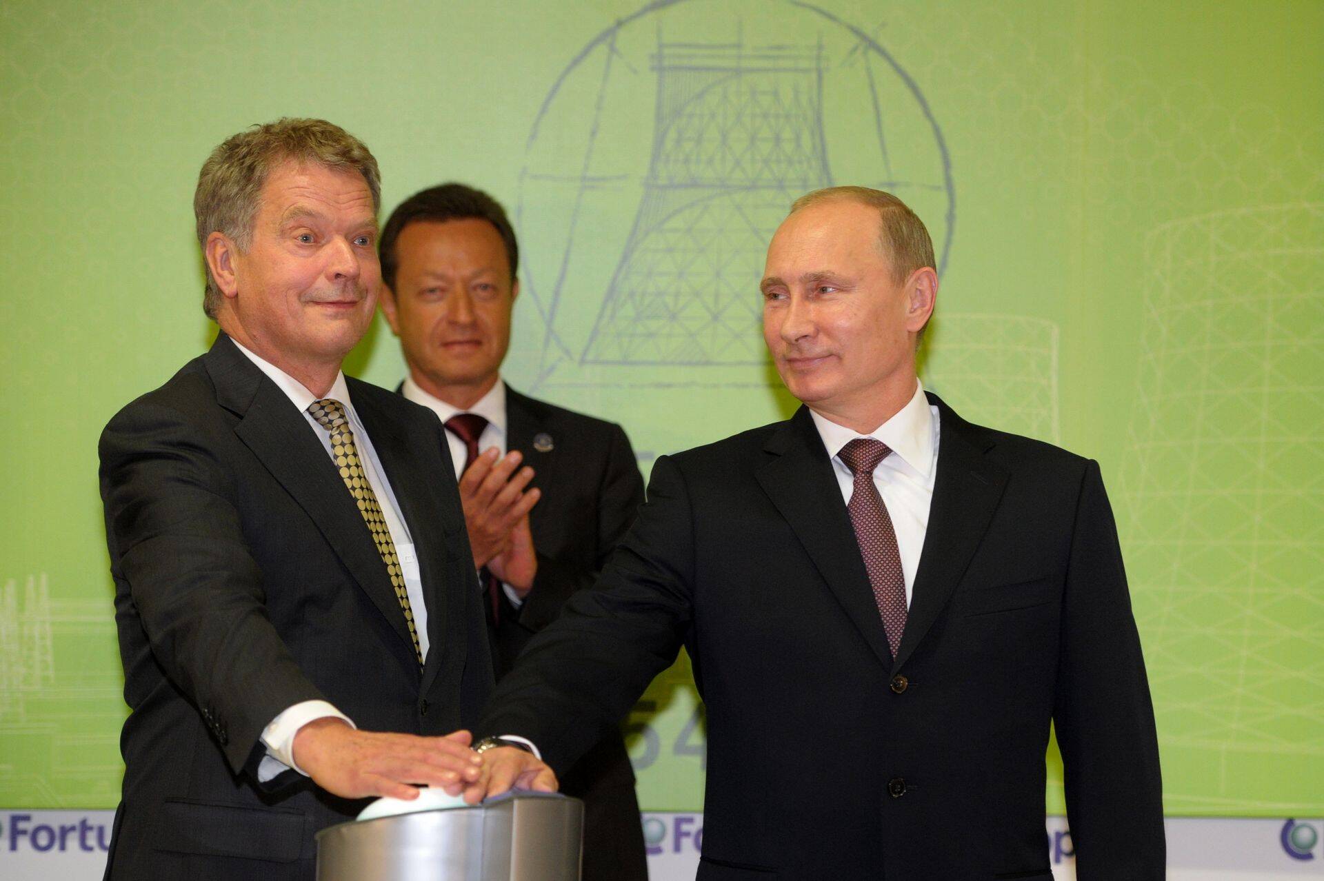 Soome president Sauli Niinistö ja Venemaa president Vladimir Putin vajutavad Fortumi Siberis asuva Njagani elektrijaama sümboolset sisselülitusnuppu.