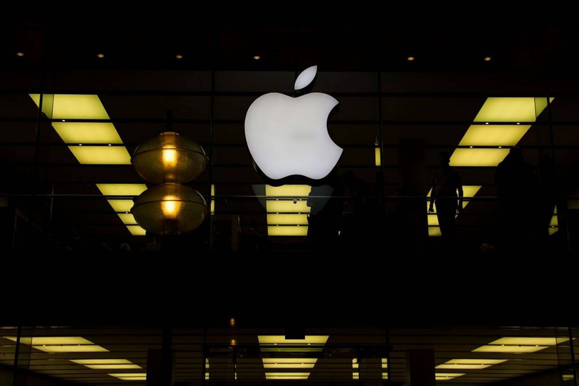 Apple стал первой компанией стоимостью 800 миллиардов