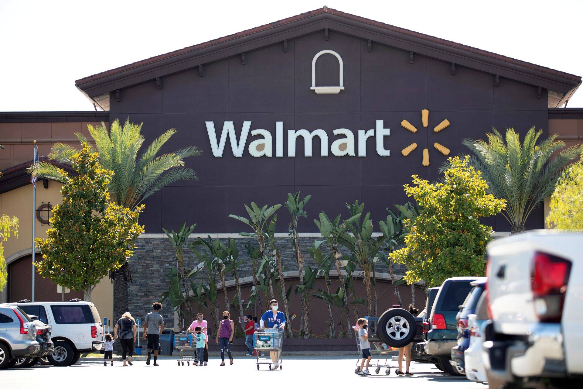 Walmarti neljanda kvartali käive ületas ootusi, aga aktsia hind langes.