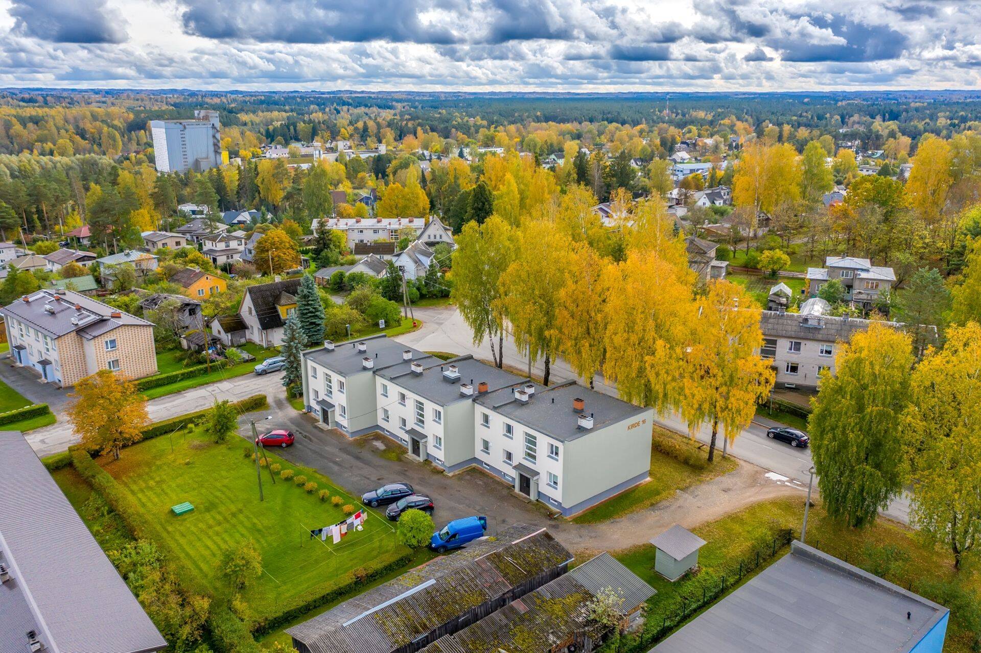Esiplaanil korralikult renoveeritud kortermaja.