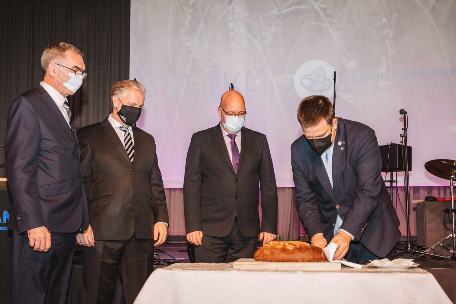 Peaminister Jüri Ratas lõikab lahti uudseleiva. Fotol on EPKK nõukogu esimees Sivar Irval, ETKLi nõukogu esimees Kalle Hamburg, maaeluminister Arvo Aller ja peaminister Jüri Ratas.