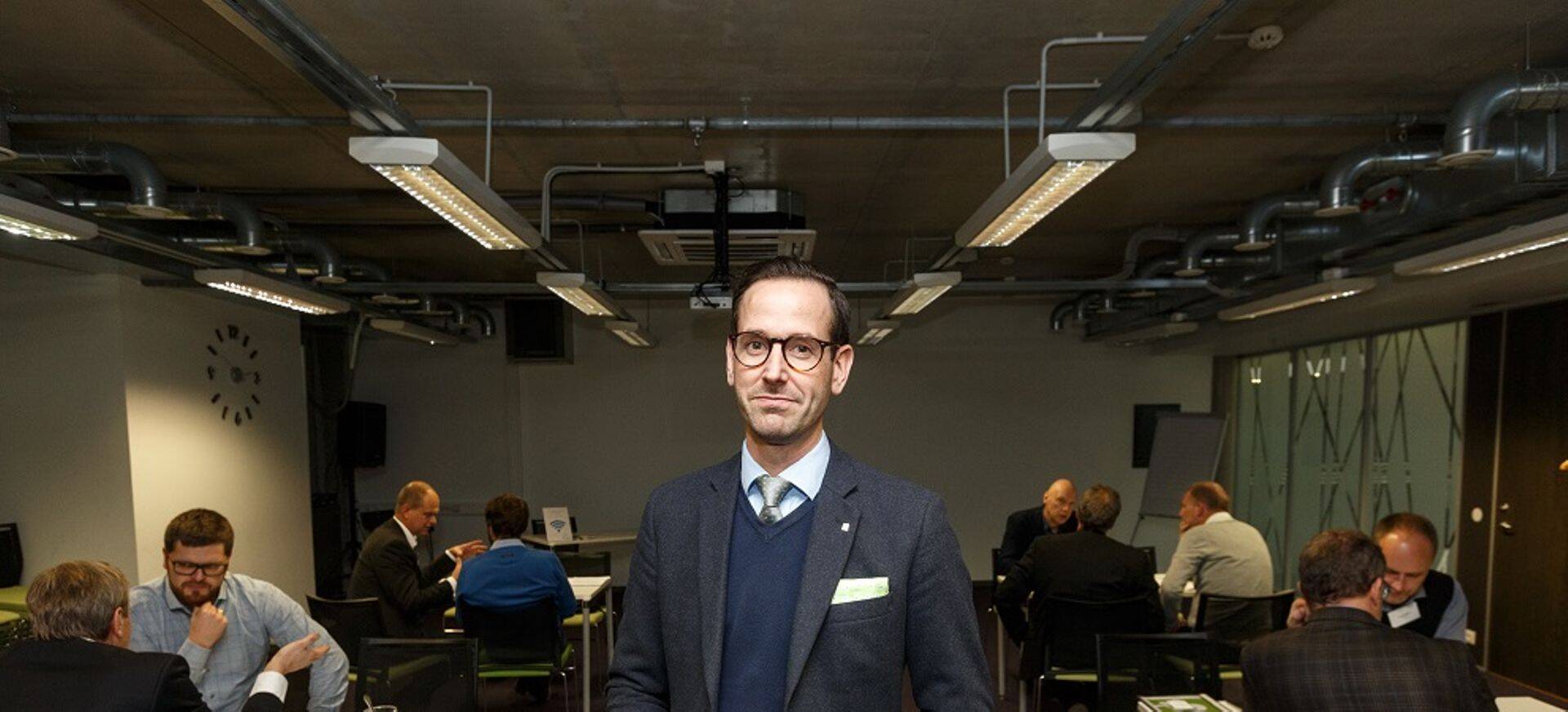 Rootsi omavalitsuste elamuettevõtteid ühendava organisatsiooni SABO esindaja Jonas Högset, taamal kohtumas Eesti ja Rootsi ehitusettevõtjad.