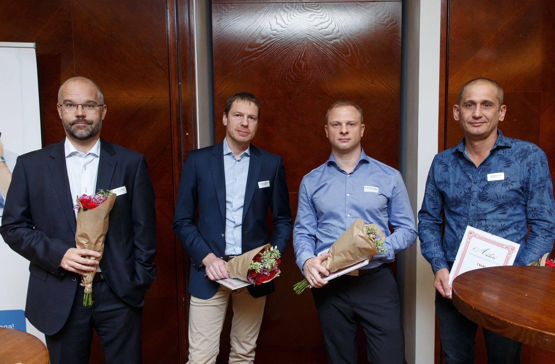 IKT TOPi võitjad (vasakult): Elisa Eesti AS tegevjuht Sami Seppänen, Helmes AS tegevjuht Jaan Pillesaar, Loginet Solutions OÜ tegevjuht Konstantin Roomet ning MeraTel OÜ omanik Igor Nikulkin.