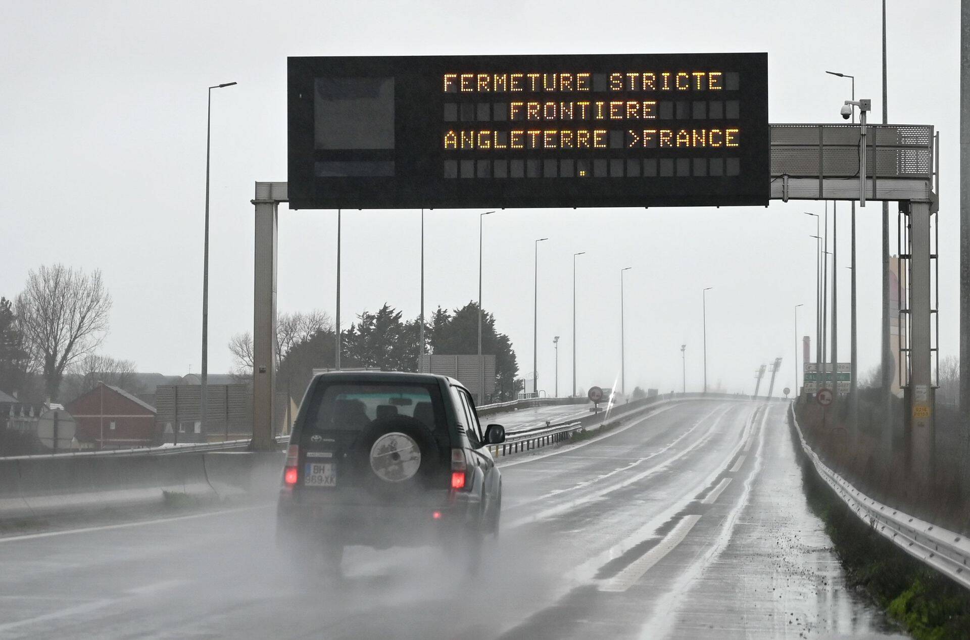Elektrooniline teeviit Prantsusmaal Calais sadamasse viival maanteel teatab, et siit kaudu on igasugune liiklus üle La Manche'i väina Suurbritanniasse katkestatud.
