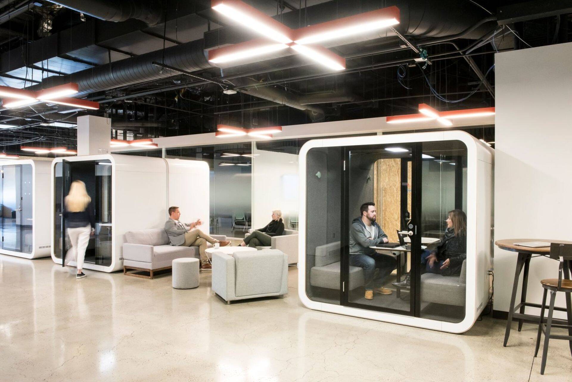 В акустических кабинах Framery можно успешно проводить совещания и прочие важные встречи, поскольку за пределы кабины не просочится ни один звук.