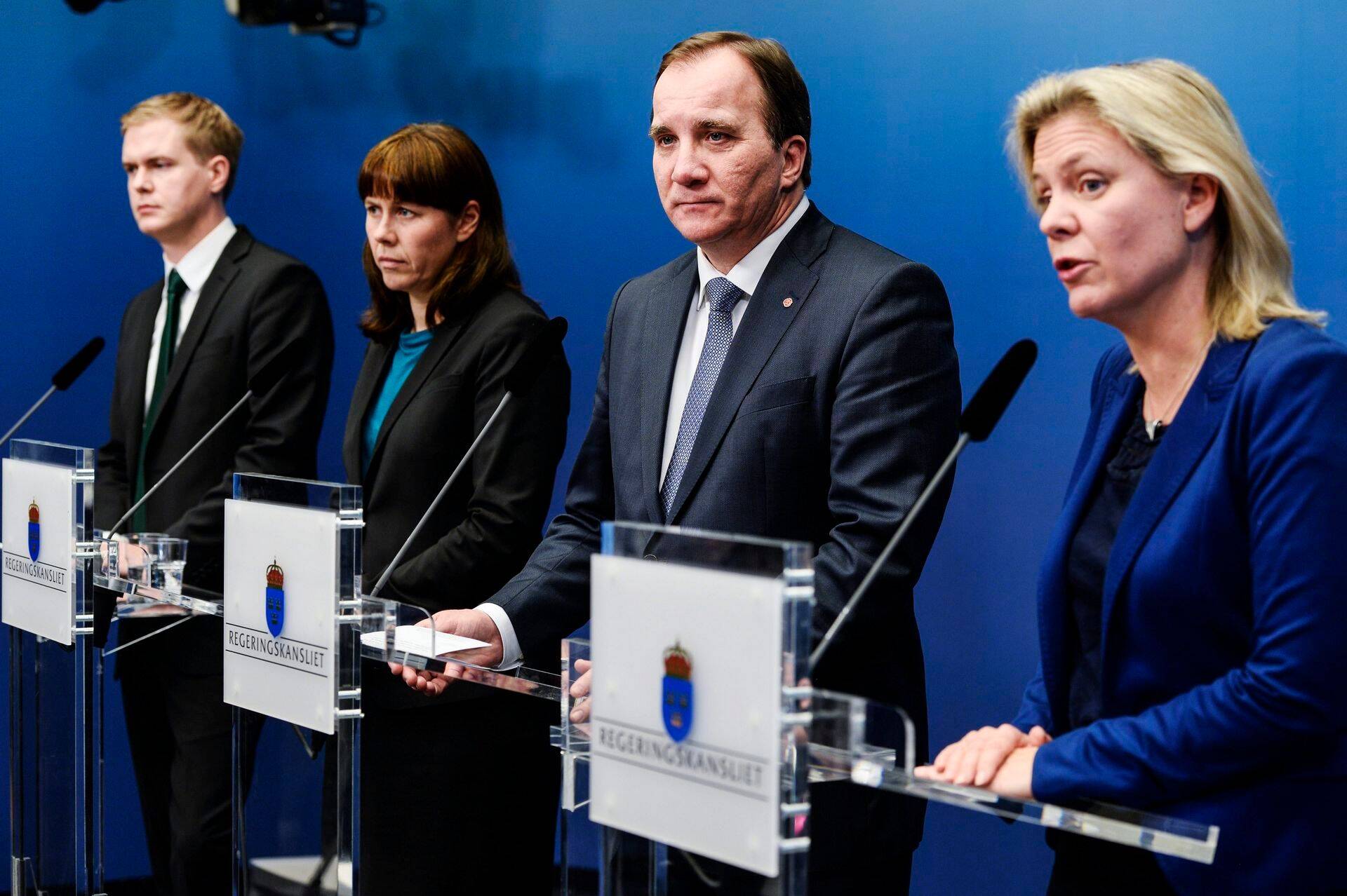Rootsi peaminister Stefan Löfven (keskel) ja rahandusminister Magdalena Andersson (paremal).