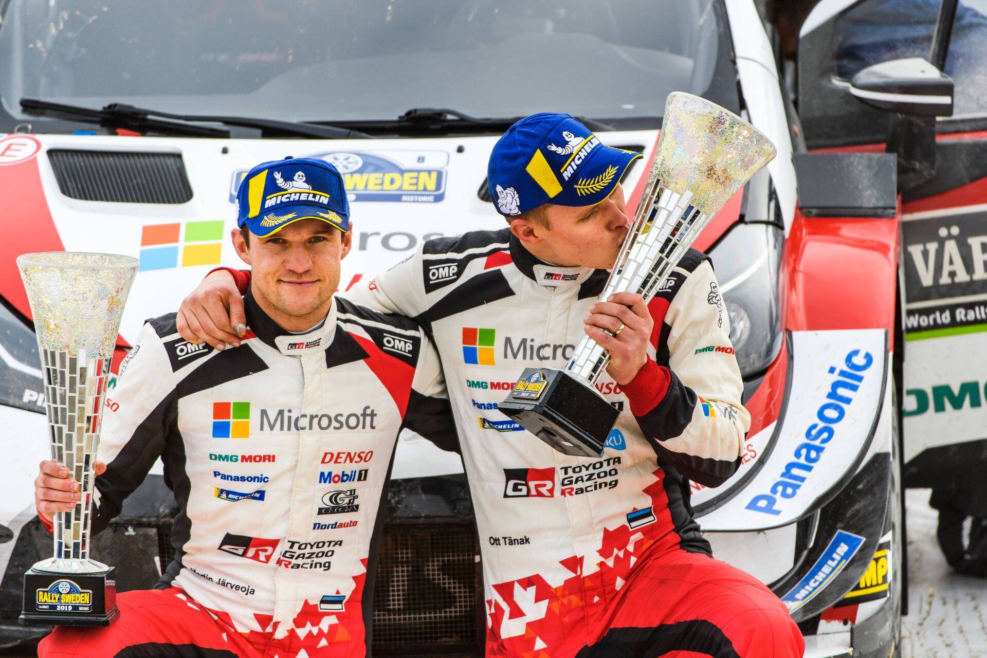 Ott Tänak (paremal) ja kaardilugeja Martin Järveoja triumfeerisid tänavu Rootsi ralli.