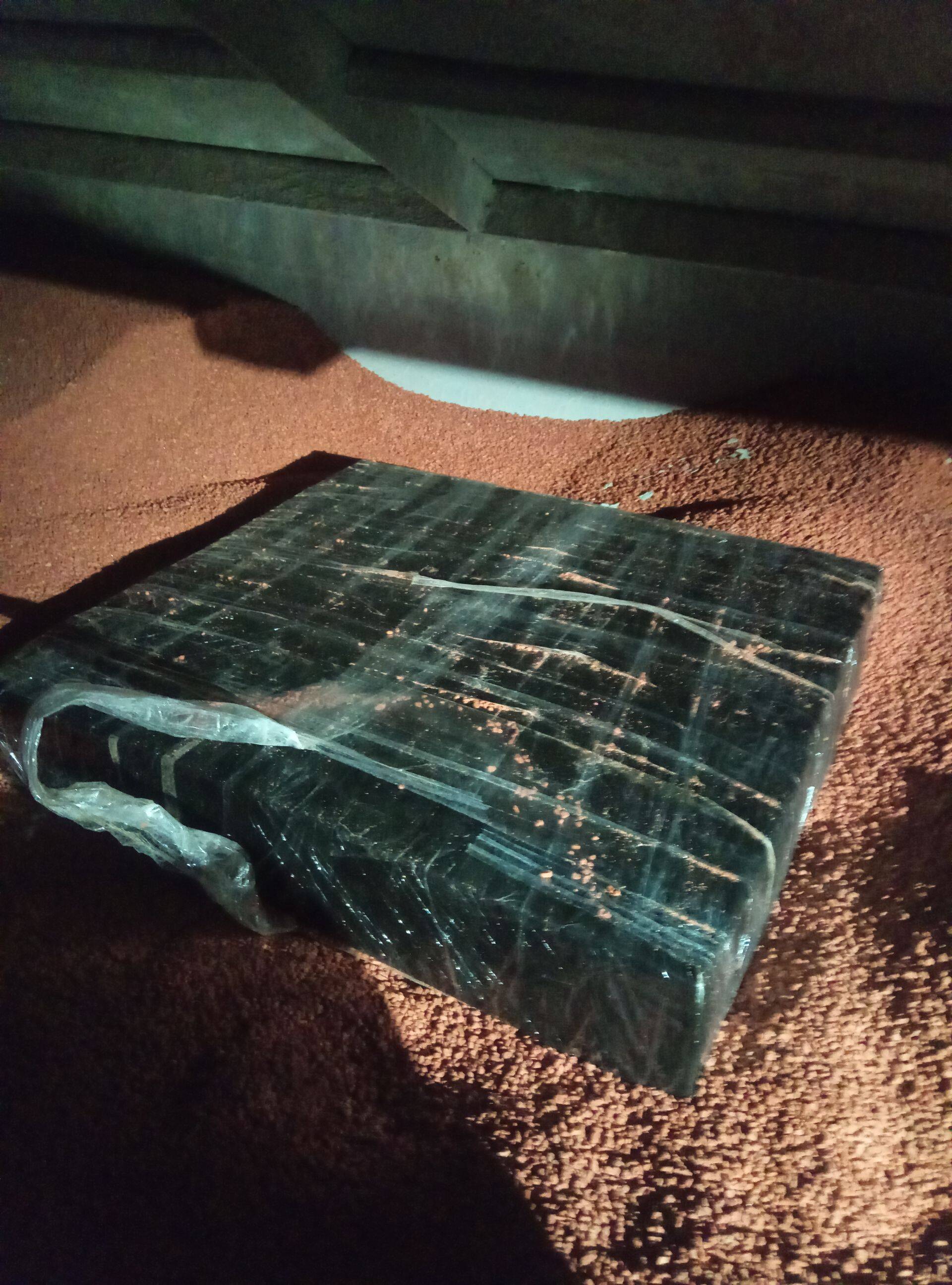 Väetise sisse oli peiderud kümme pakendit, millest igaüks sisaldas 8000 salasigaretti.