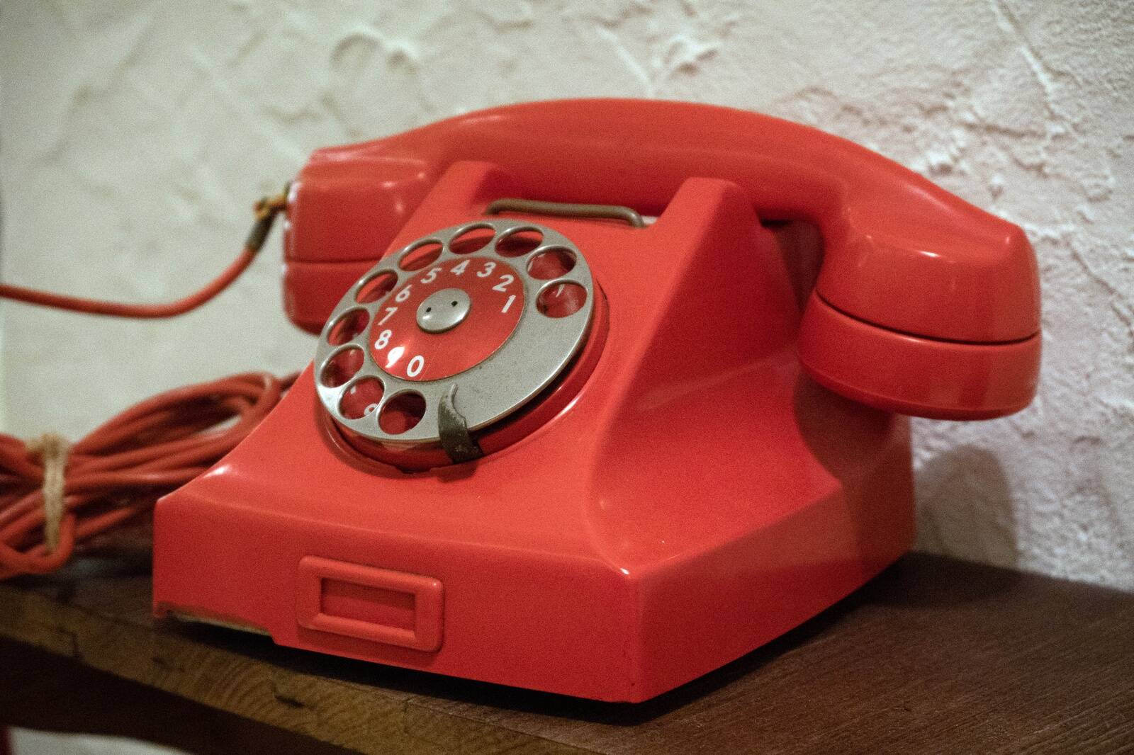 Mūsdienās saplūdušas ar komunikācijām, medijiem, tehnoloģijām un internetu saistītās industrijas, kas nozīmē, ka arvien grūtāk ir novilkt līniju tur, kur sākas un kur beidzas kāda nozare.