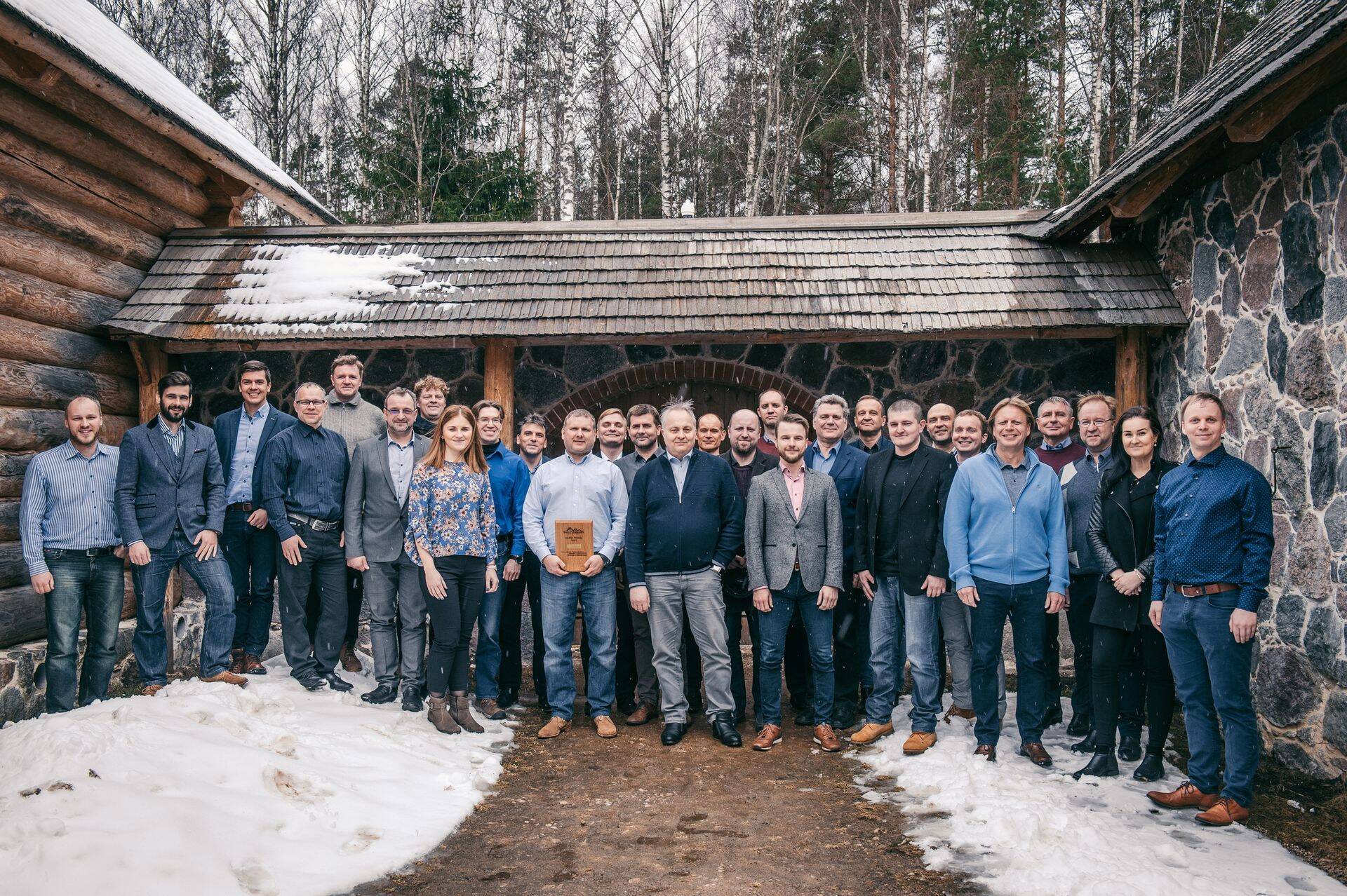 Eesti puitmajaklastri uue juhina alustas oktoobris tööd Eeva Vahtramäe (esireas keskel), kelle koordineerida on 46 ettevõttest koosnev võrgustik.