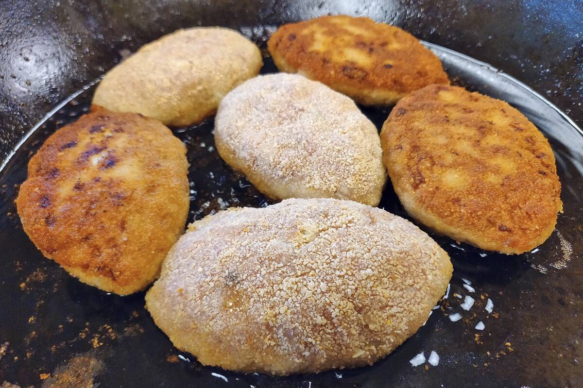 Prae säinakotlette rohkes toiduõlis. Veidi pikem küpsemisaeg on vajalik, et või ja säinaliha korralikult läbi küpseksid.