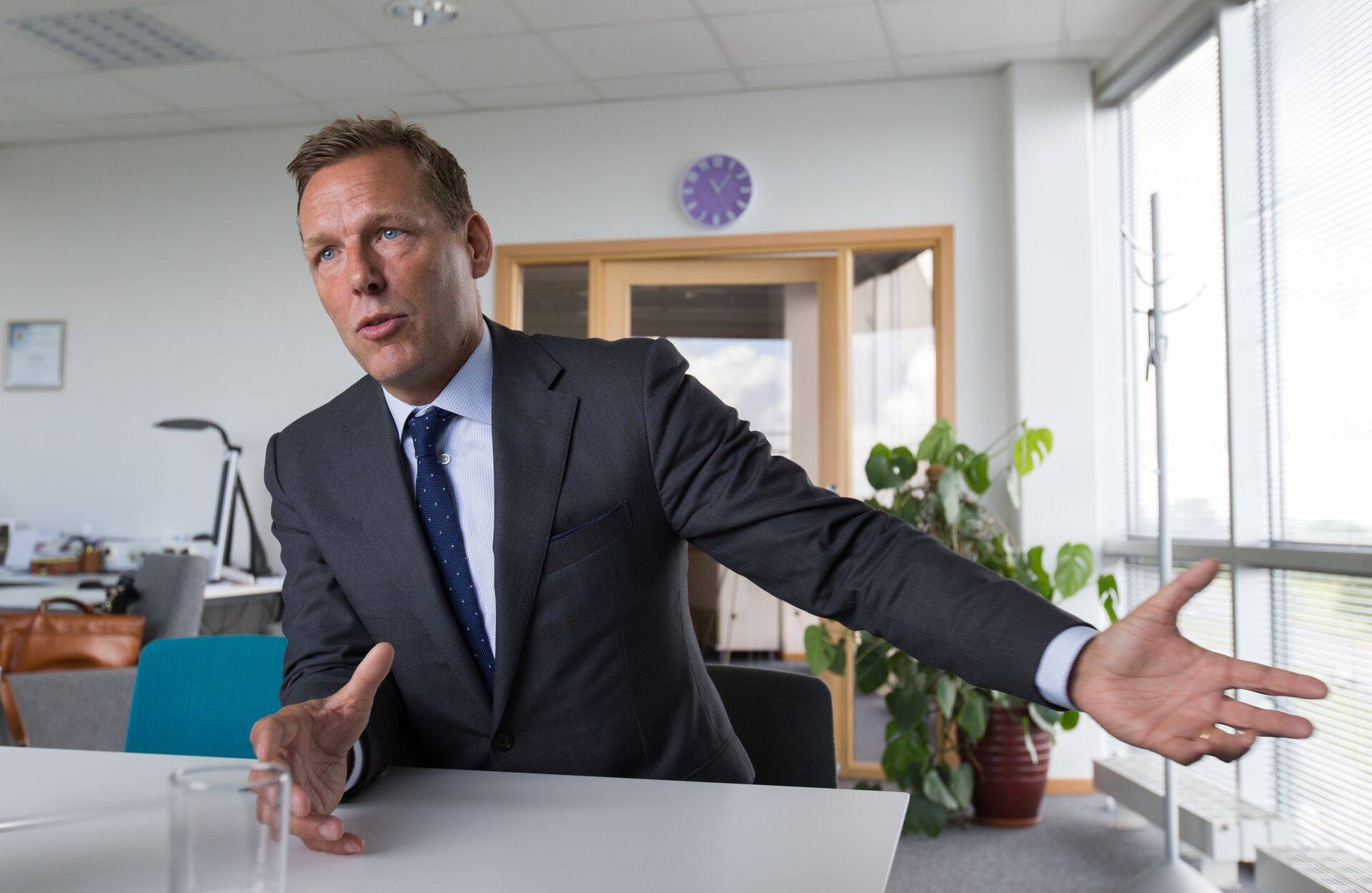 Telia juht Johan Dennelind tahab sõlmida tehingu, mis paneb Rootsi riigi äärmiselt ebamugavasse olukorda.