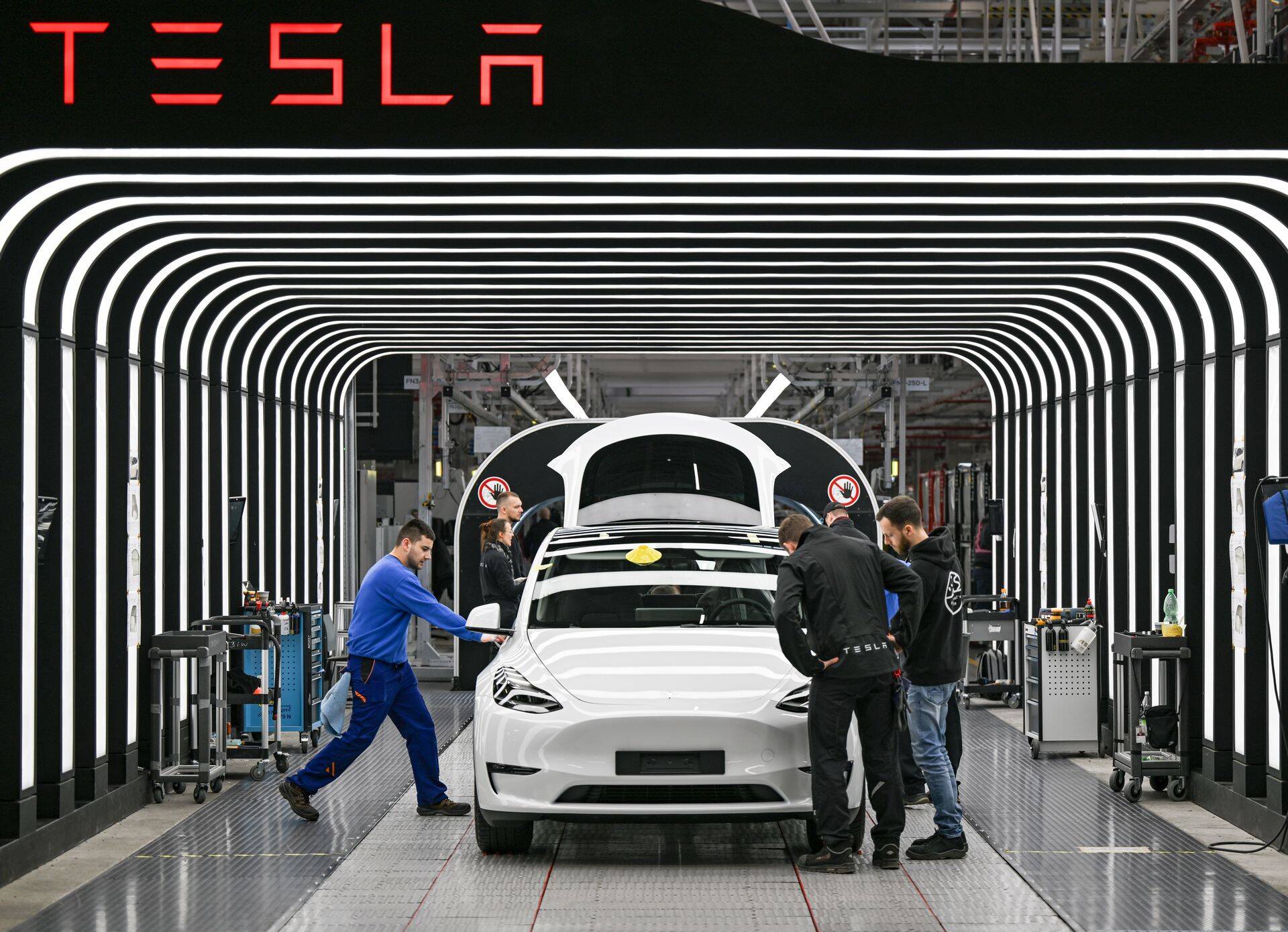 Esimeses kvartalis tootis Tesla ligi 0,44 miljonit autot ning tarnis klientideni umbes 0,423 miljonit autot, mis on aasta varasemaga võrreldes 36% rohkem, kuid eelmise kvartaliga võrreldes vaid 4% enam.