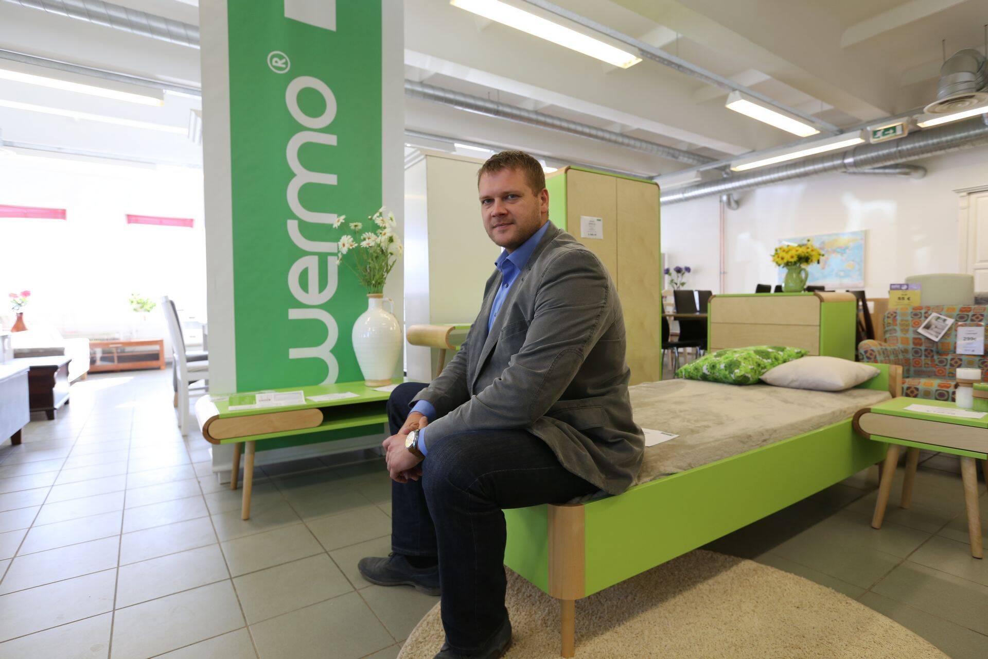 ASi Wermo juhataja Raul Vene mööblipoes Võrus, kus müüakse ka ettevõtte retrohõngulist mööblisarja Fun.