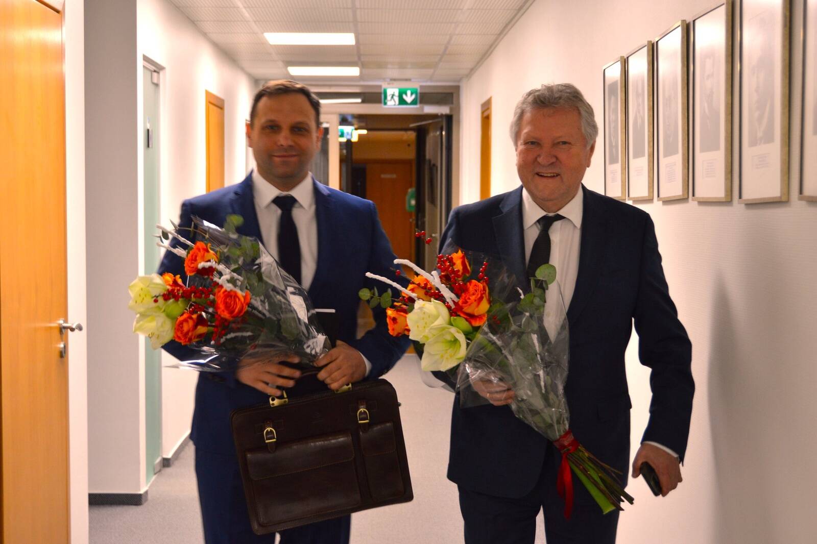 Vasakul Leedu uus põllumajandusminister Ignas Hofmanas, paremal talle ameti üleandnud endine põllumajandusminister Kazys Starkevičius.