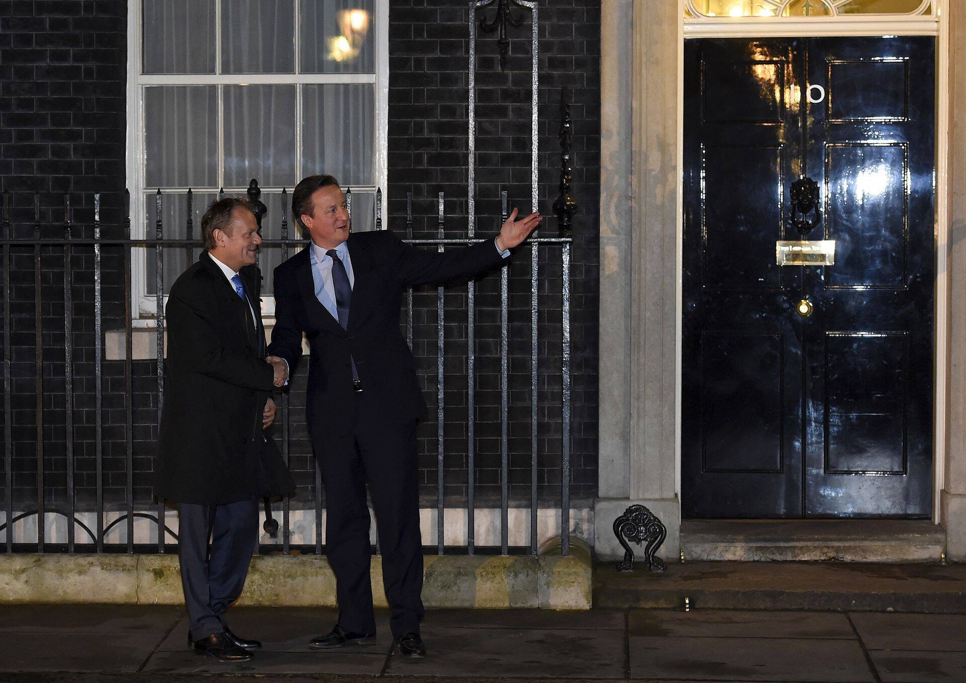 Donald Tusk ja David Cameron pühapäeval Londonis, kus käisid veel pingelised kõnelused.