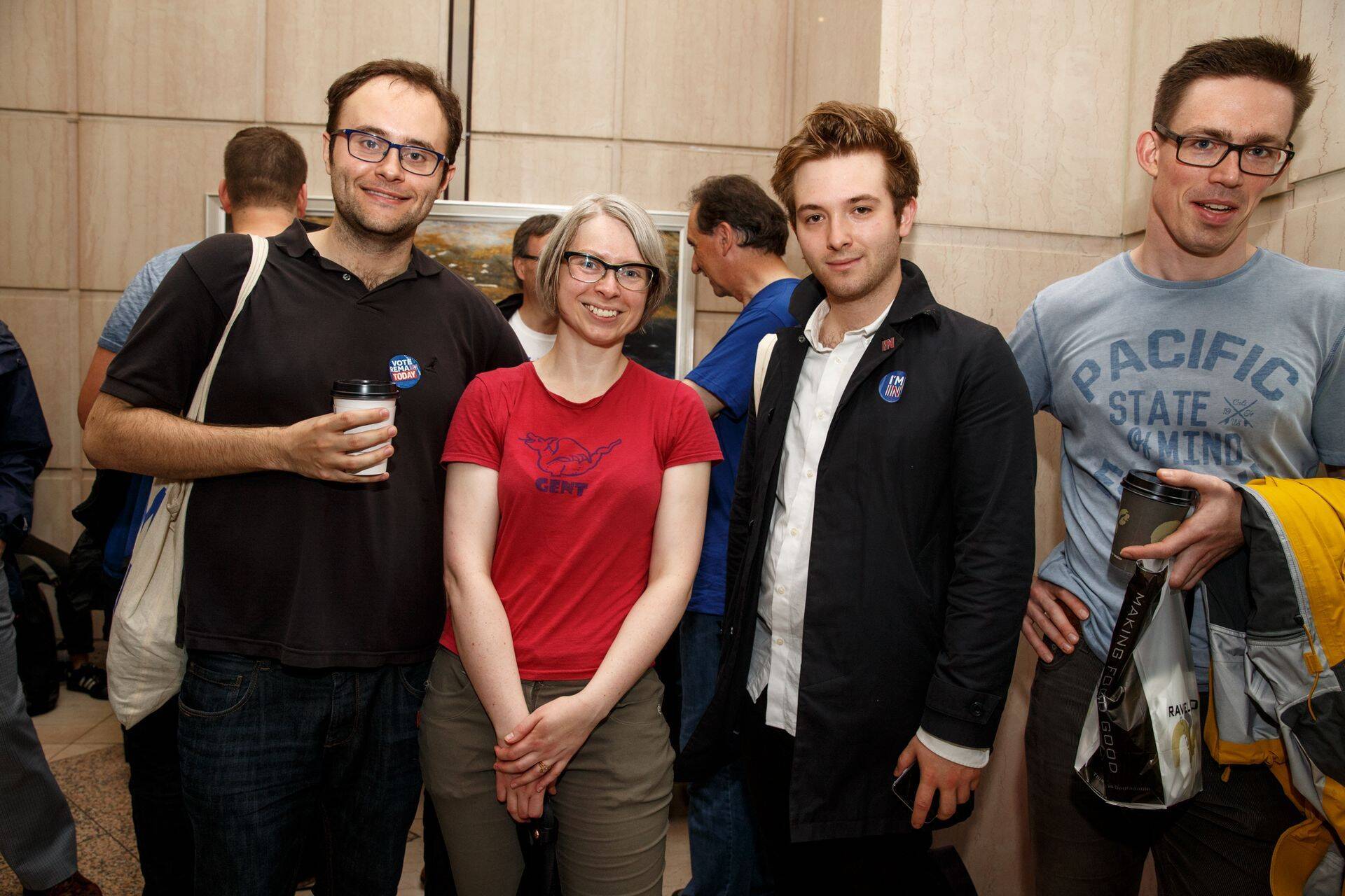 Vasakul Joel, paremal Mathew, keskel muud kampaania rahvast.