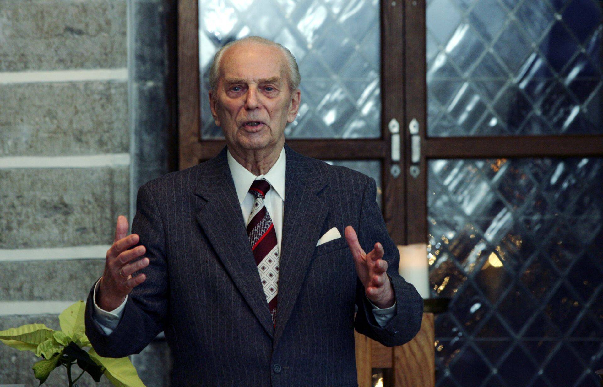Dmitri Bruns raamatuesitlusel 2012. aastal.