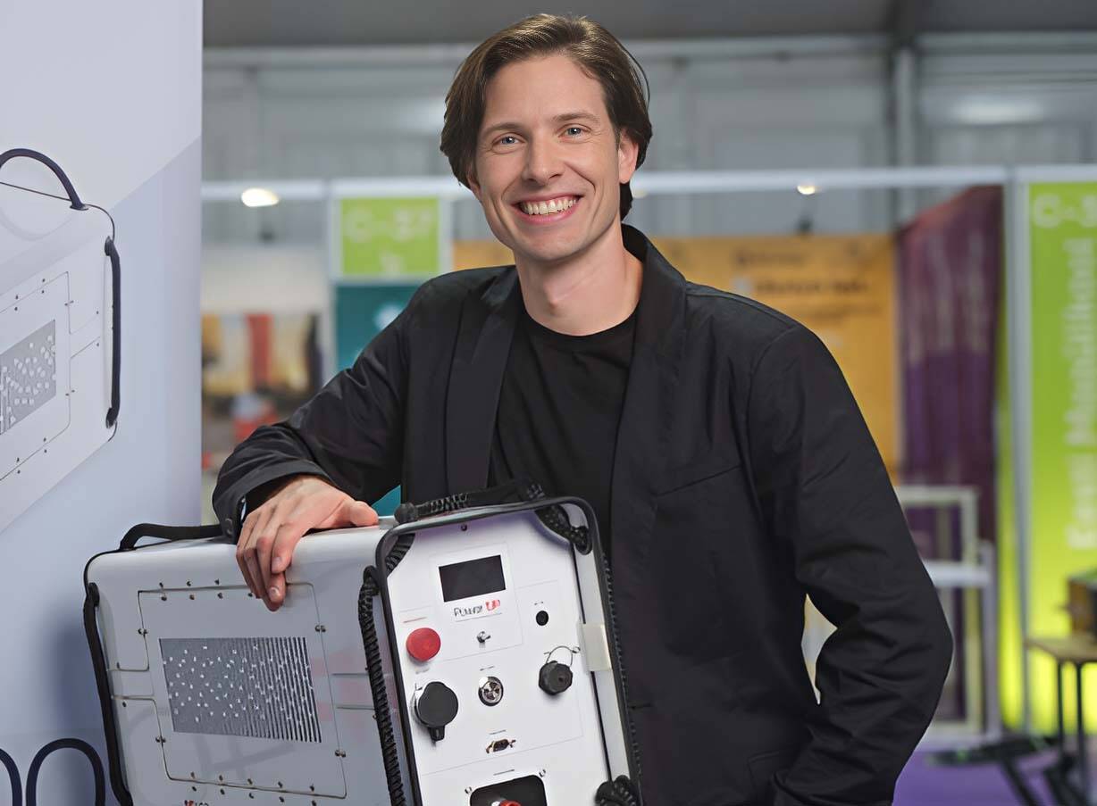 Fotol: PowerUP Energy Technologies asutaja ja tegevjuht Ivar Kruusenberg ja vesinikgeneraator.